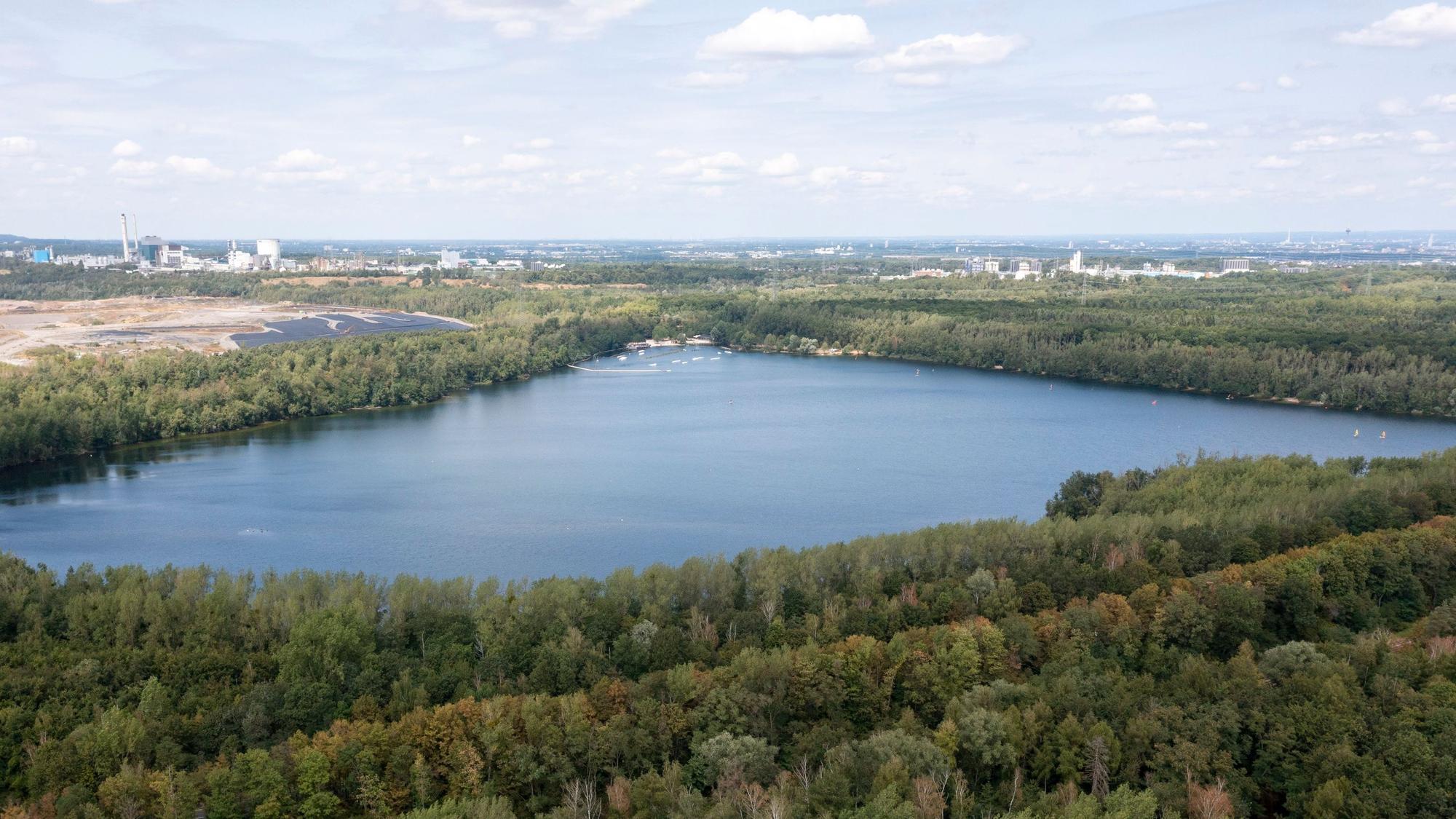 Der Bleibtreusee liegt in der Villeseenplatte. Im Hintergrund ist das Strandbad mit der Wasserskianlage zu erkennen. (Symbolbild)