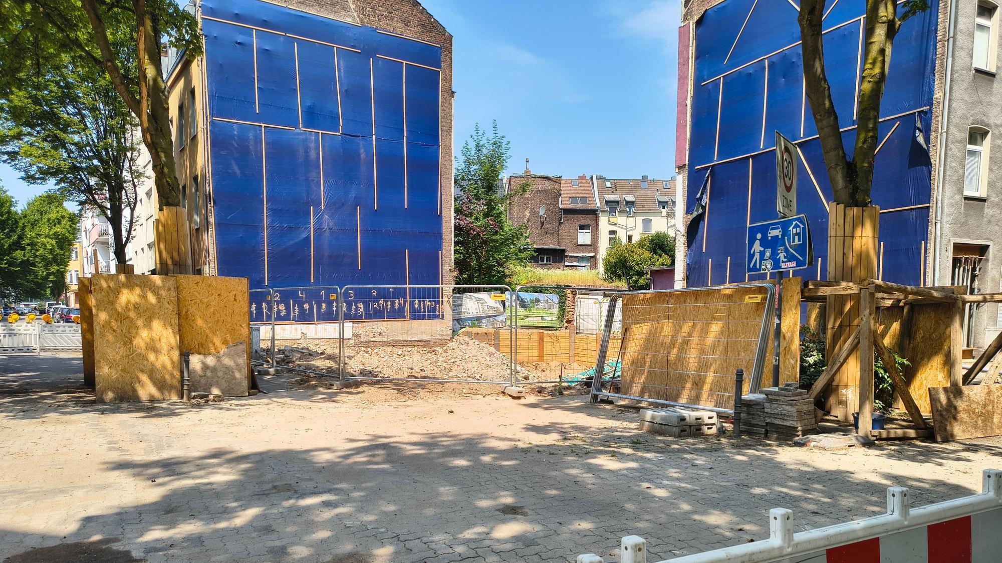 Blick auf das Baustellengrundstück an der Thumbstraße, Ecke Dieselstraße. Hier soll ein neues Wohnhaus entstehen.