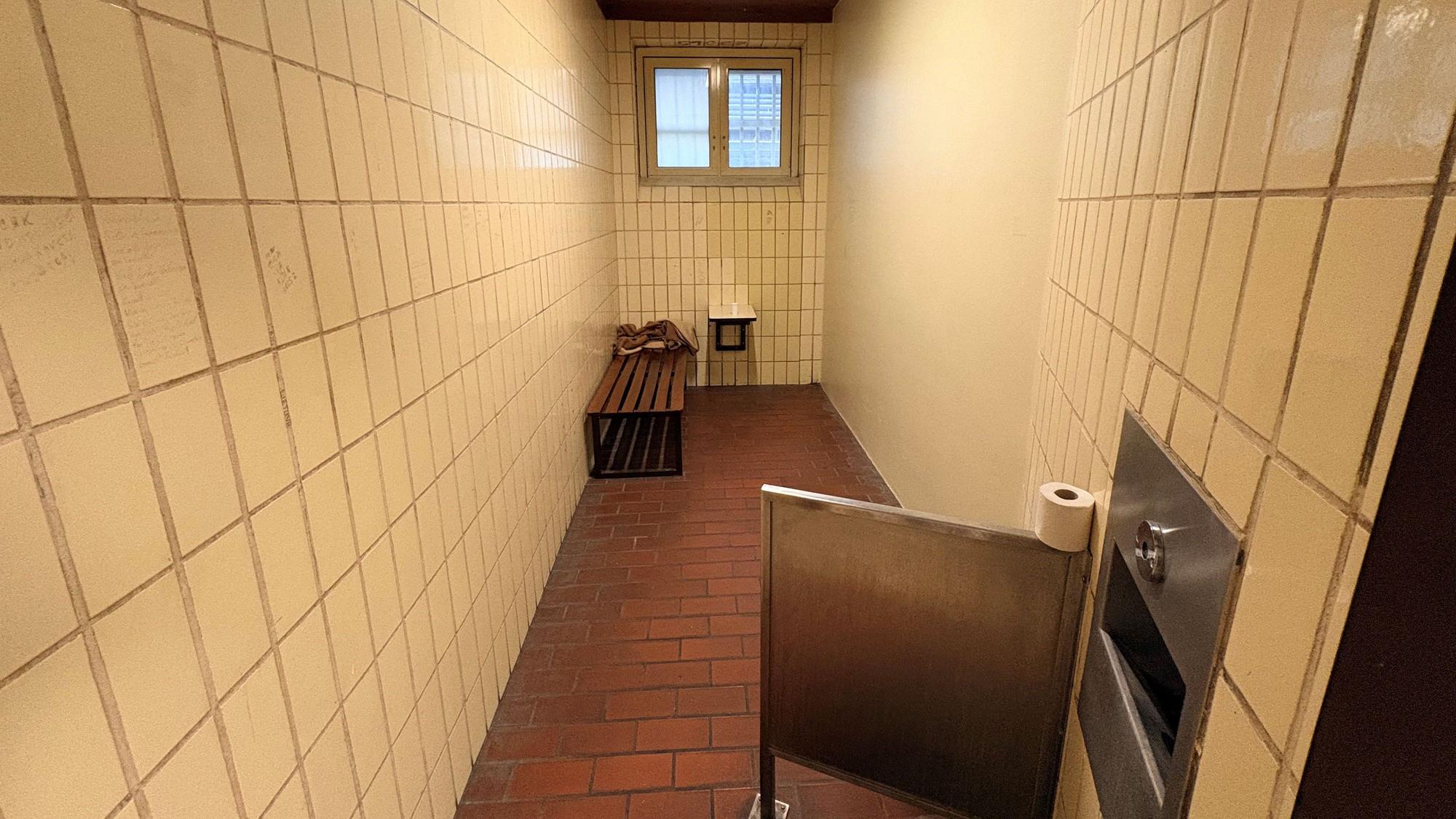 Blick in Zelle 1 in der Vorführstelle des Kölner Landgerichts an der Luxemburger Straße
