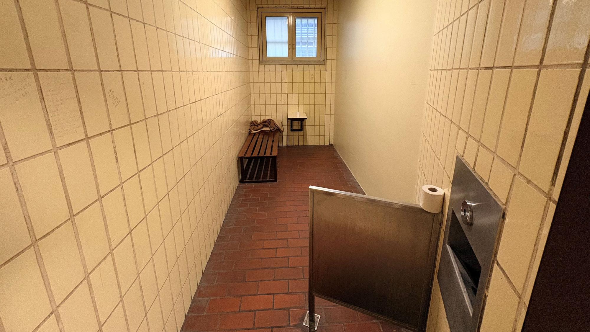 Blick in Zelle 1 in der Vorführstelle des Kölner Landgerichts an der Luxemburger Straße