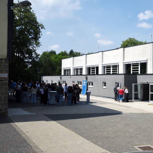 Am Montag wurde die rasante Fertigstellung der neuen Sporthalle am Kaufmännischen Berufskolleg in Waldbröl gefeiert.