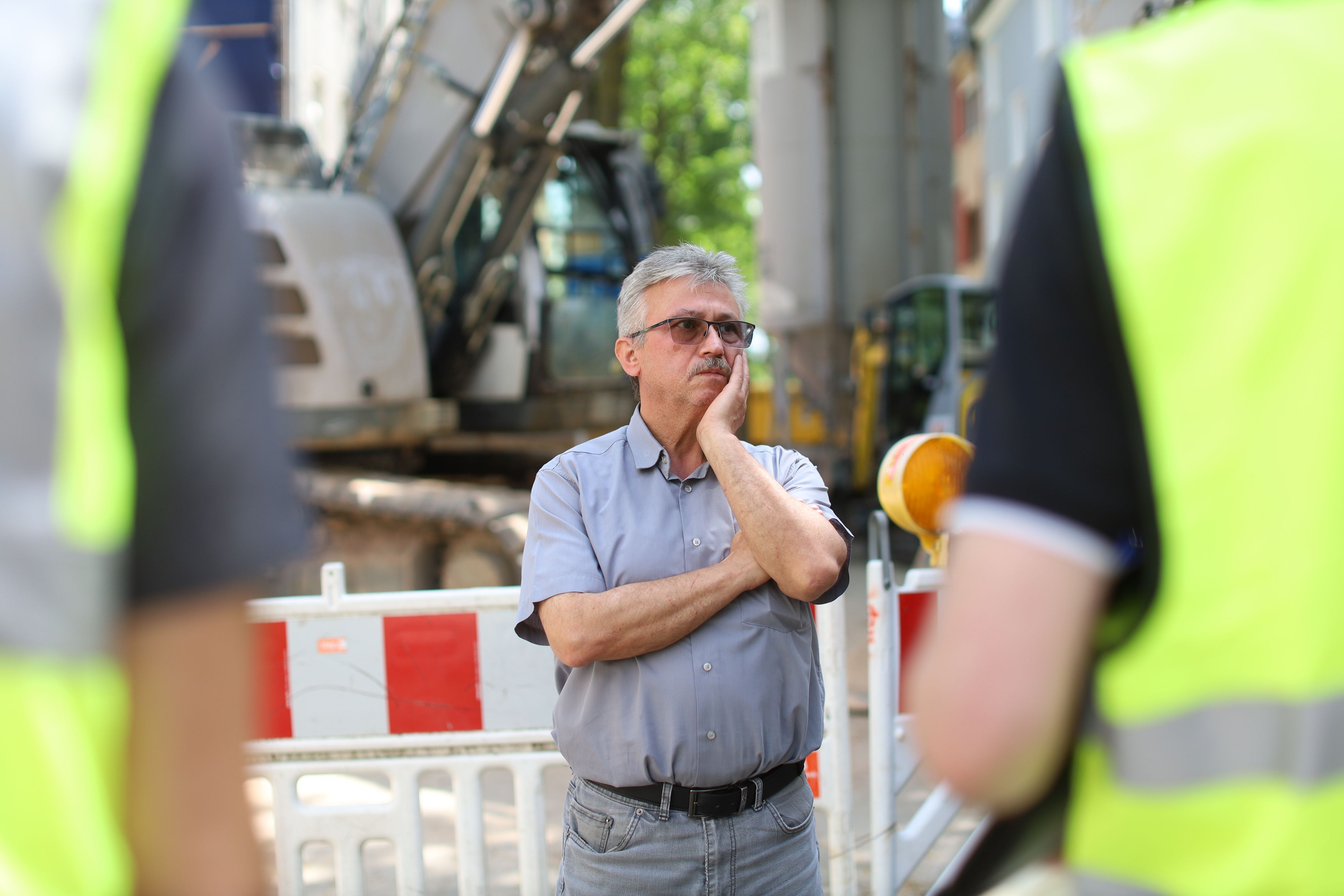 Hausbesitzer Celal Esen ist besorgt um seine Mieter und das Haus.