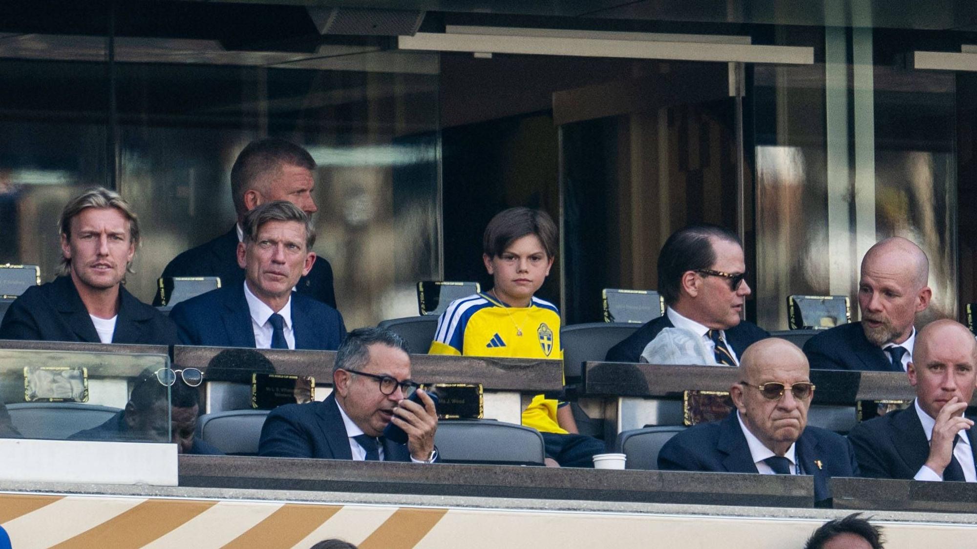 Prinz Oscar (Mitte) und sein Vater Prinz Daniel (r) auf den Rängen.