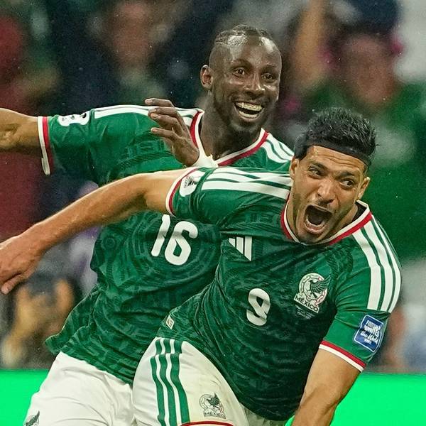 Der Mexikaner Raúl Jiménez (9) feiert gemeinsam mit seinem Teamkollegen Julián Quinones (16) den zweiten Treffer seiner Mannschaft.