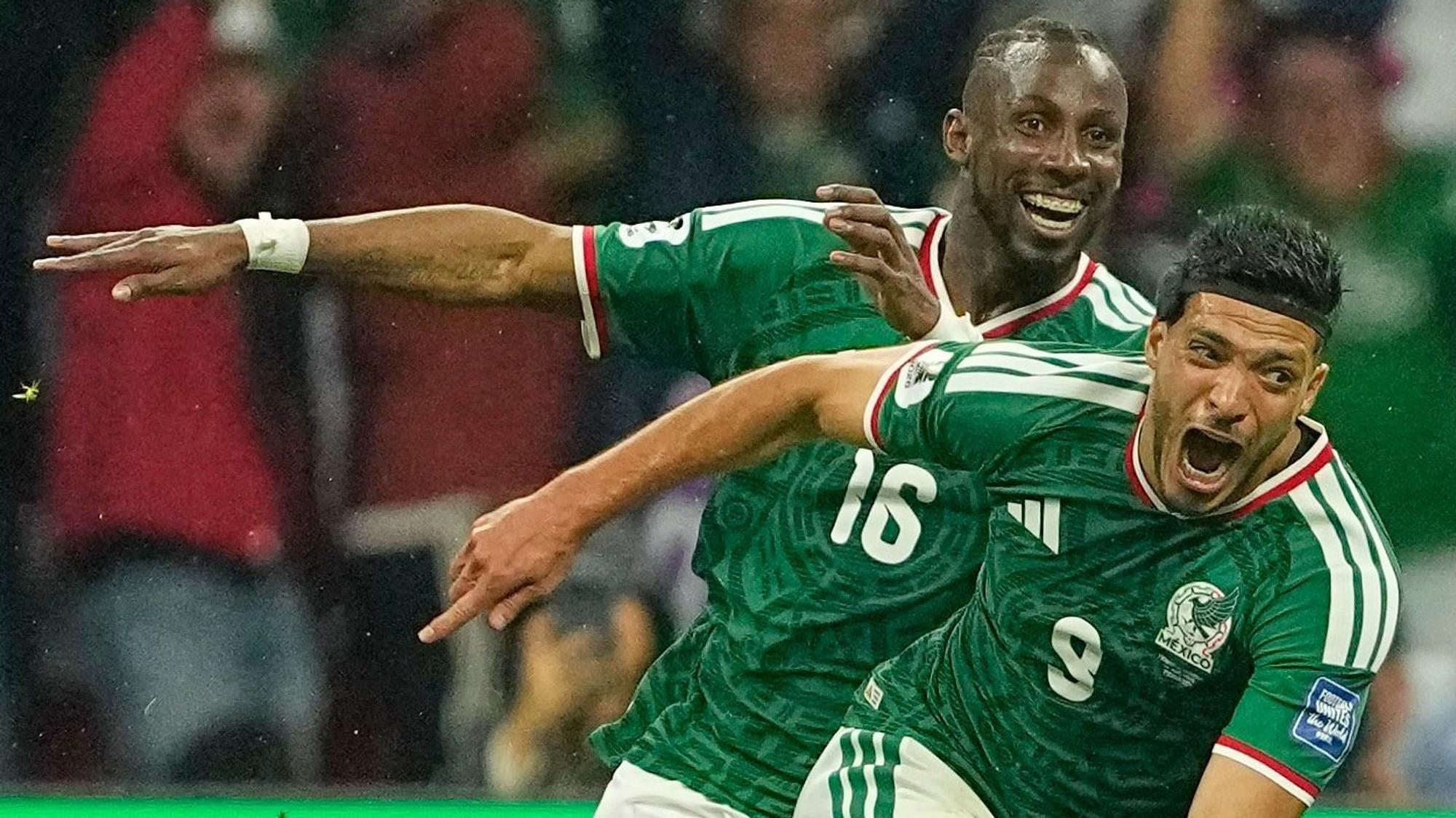 Der Mexikaner Raúl Jiménez (9) feiert gemeinsam mit seinem Teamkollegen Julián Quinones (16) den zweiten Treffer seiner Mannschaft.
