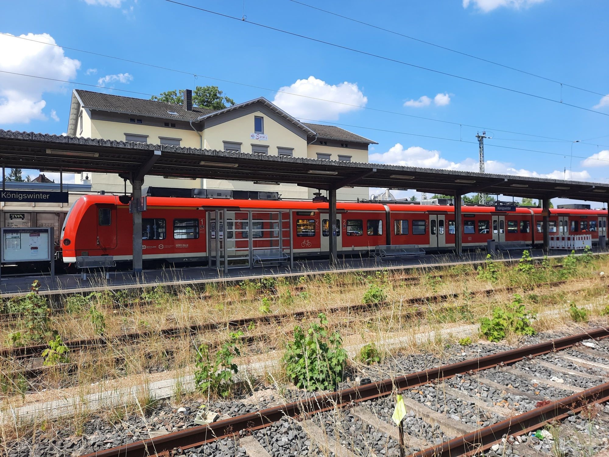 Eine rot lackierte S-Bahn steht in einem Bahnhof.