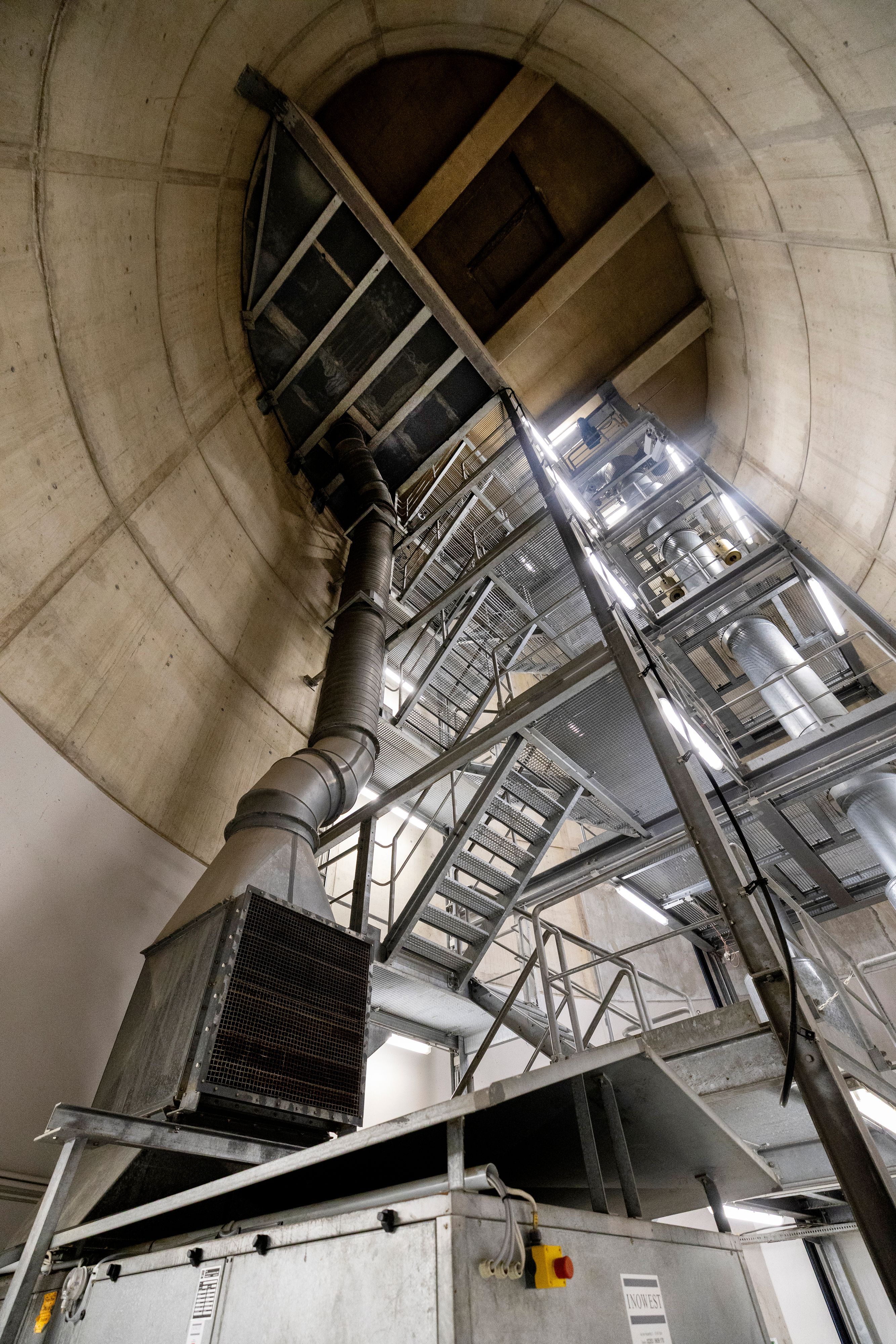 Für die Serie „Köln von unten“
Der Fernwärmetunnel der RheinEnergie unterquert den Rhein um die Wärmenetze im links- und rechtsrheinischen Köln zu verbinden.

Köln
30.06.2026

Foto: Michael Bause