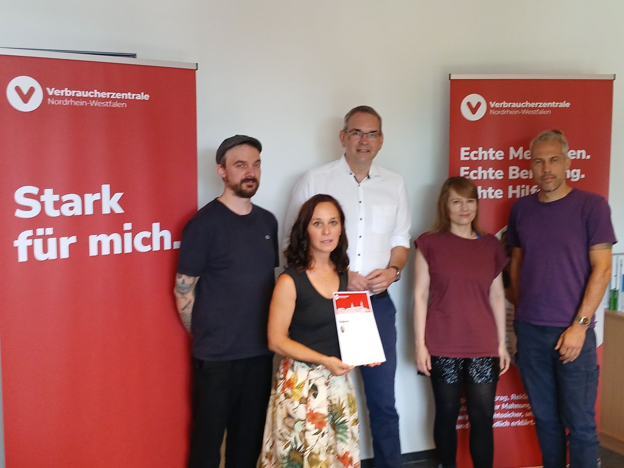 Verbraucherzentrale Siegburg stellt ihren Jahresbericht 2025 vor, von links: Benedikt Römer, Marie Budde, Stefan Rosemann, Eva Siggelkow und Thorsten Sonnet