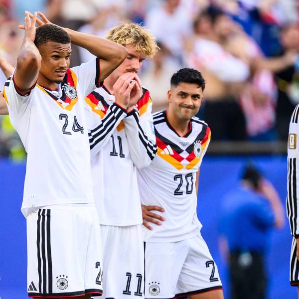 Die deutschen Nationalspieler Nathaniel Brown (Deutschland), Leon Goretzka (Deutschland), Malick Thiaw (Deutschland), Nick Woltemade (Deutschland) und Nadiem Amiri (Deutschland) reagieren nach dem Spiel unzufrieden.