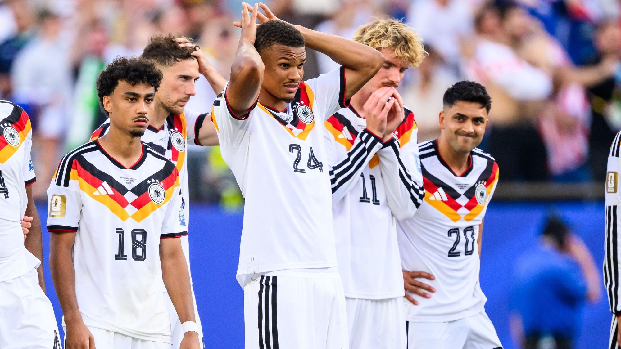 Die deutschen Nationalspieler Nathaniel Brown (Deutschland), Leon Goretzka (Deutschland), Malick Thiaw (Deutschland), Nick Woltemade (Deutschland) und Nadiem Amiri (Deutschland) reagieren nach dem Spiel unzufrieden.