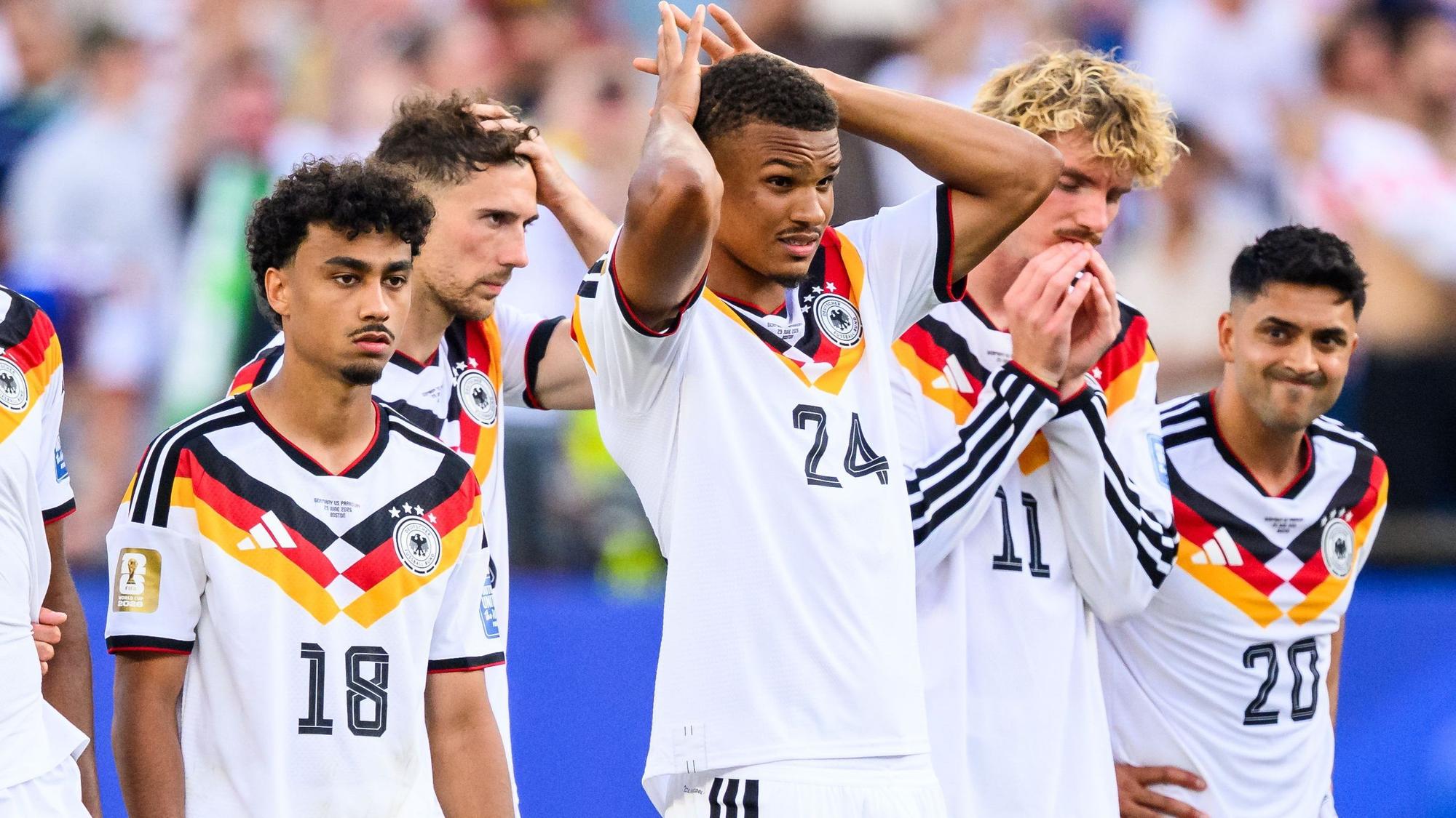 Die deutschen Nationalspieler Nathaniel Brown, Leon Goretzka, Malick Thiaw, Nick Woltemade und Nadiem Amiri reagieren nach dem Spiel unzufrieden. Deutschland verliert im Elfmeterschießen.