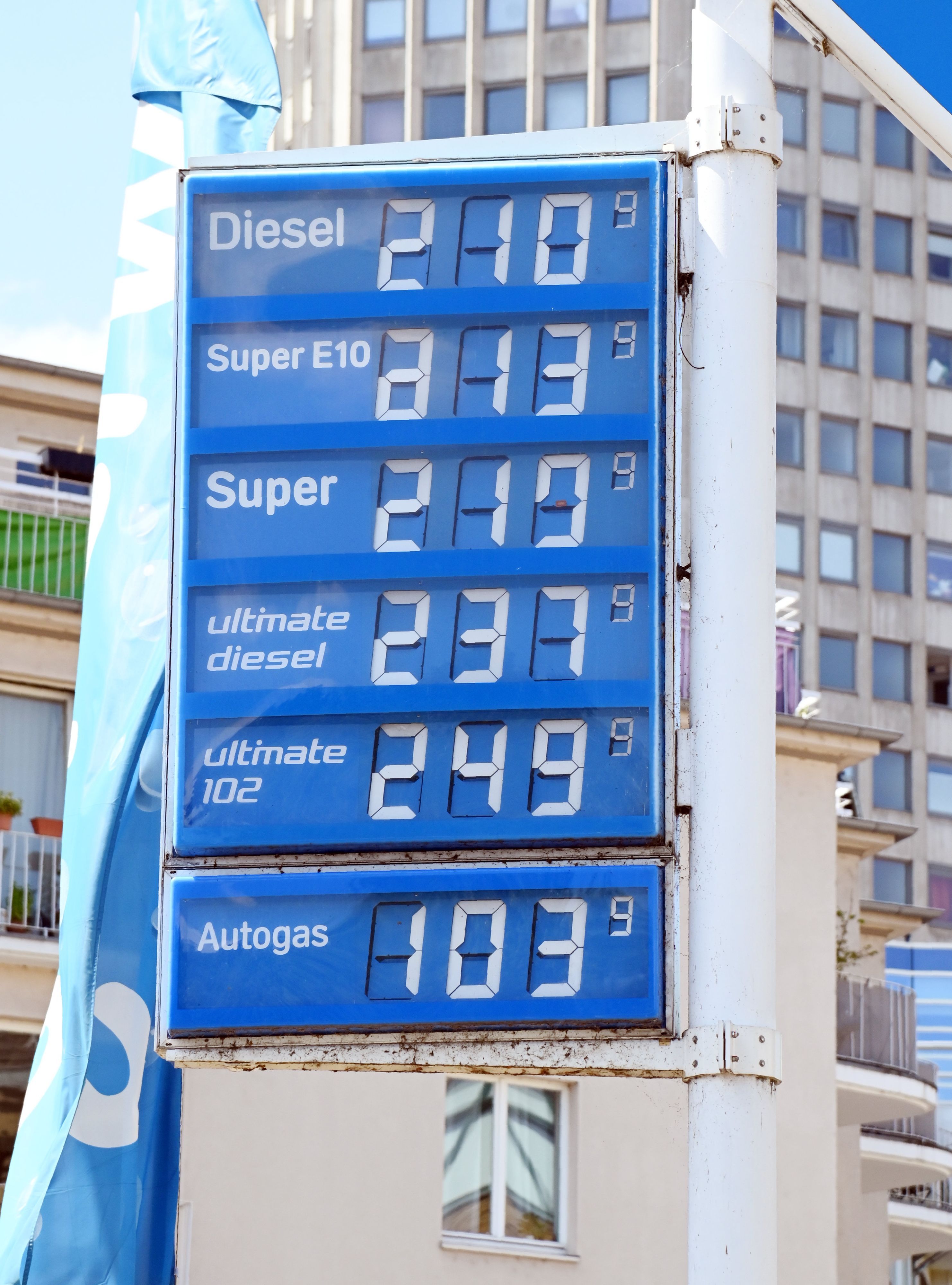 Nach 12 Uhr: Super kostet 2,19 Euro, zuvor waren es noch 2,01 Euro.