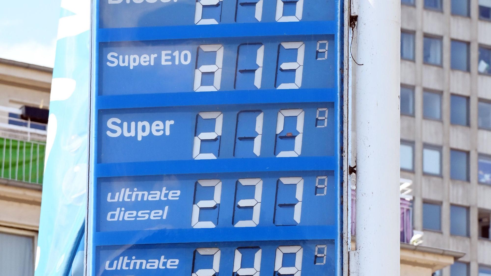Nach 12 Uhr: Super kostet 2,19 Euro, zuvor waren es noch 2,01 Euro.