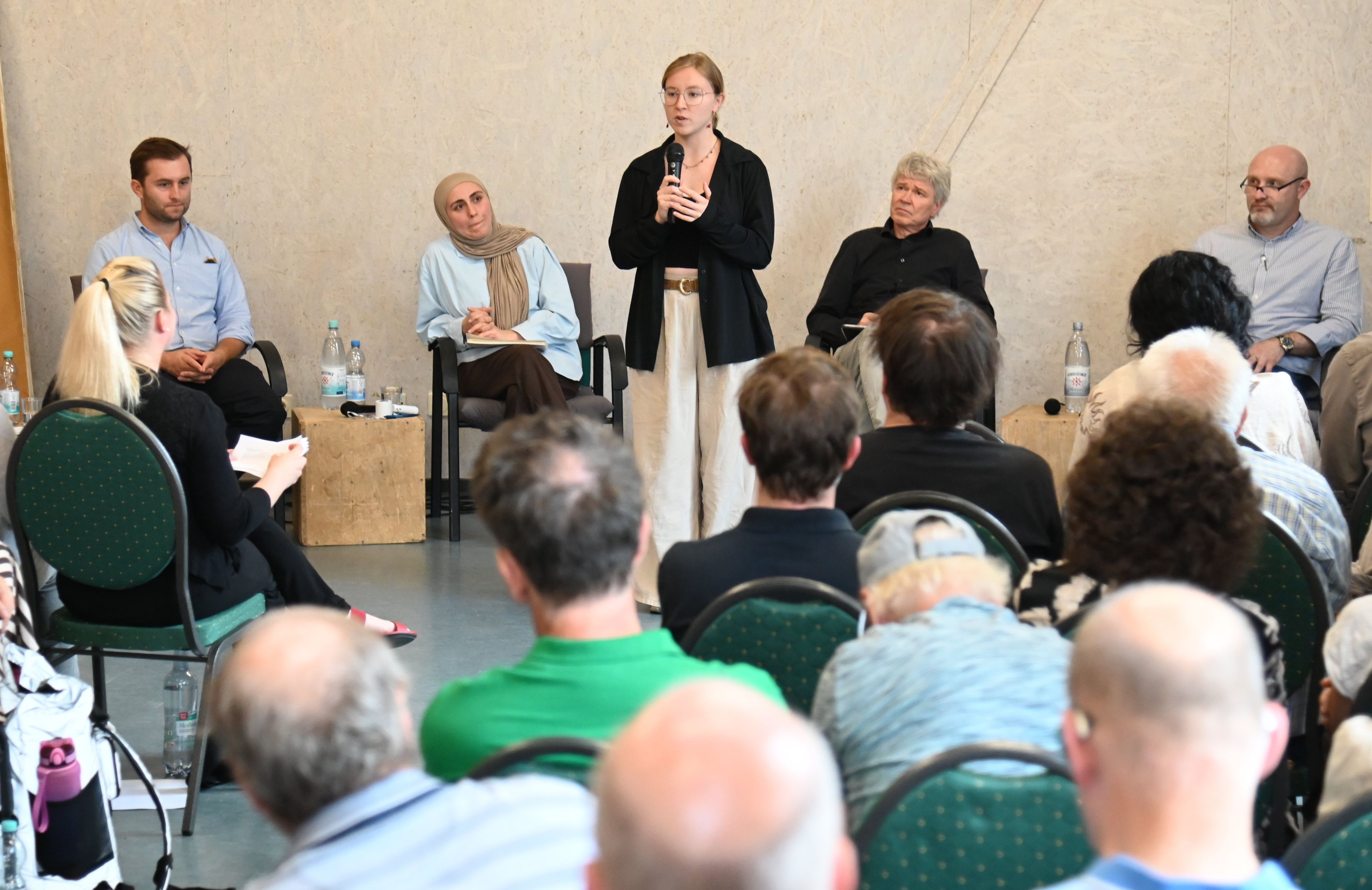 30.06.2026 Köln. Veranstaltung zu „Abgehängt in Köln“: Talk mit Kölns Sozialdezernent Harald Rau, Wahlforscher Ansgar Hudde, Ex-Streetworker Roman Friedrich und Merve Sahin-Yilmaz von der Bürgerplattform „Stark im Kölner Norden“. Foto: Alexander Schwaiger