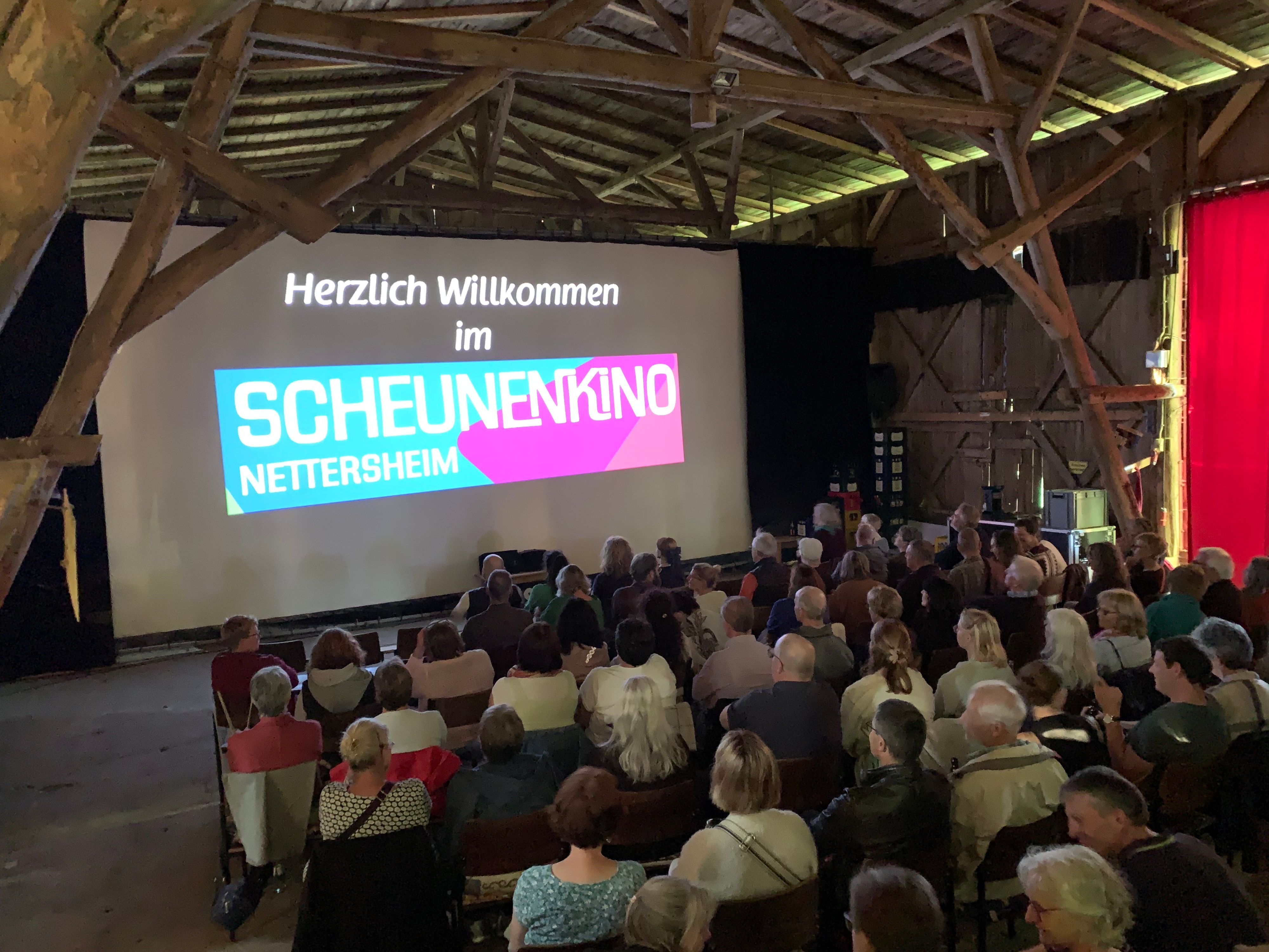 Das Bild zeigt die Kinoleinwand und das Publikum.