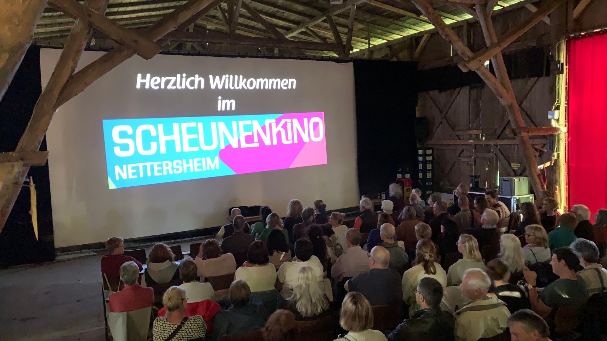 Das Bild zeigt die Kinoleinwand und das Publikum.