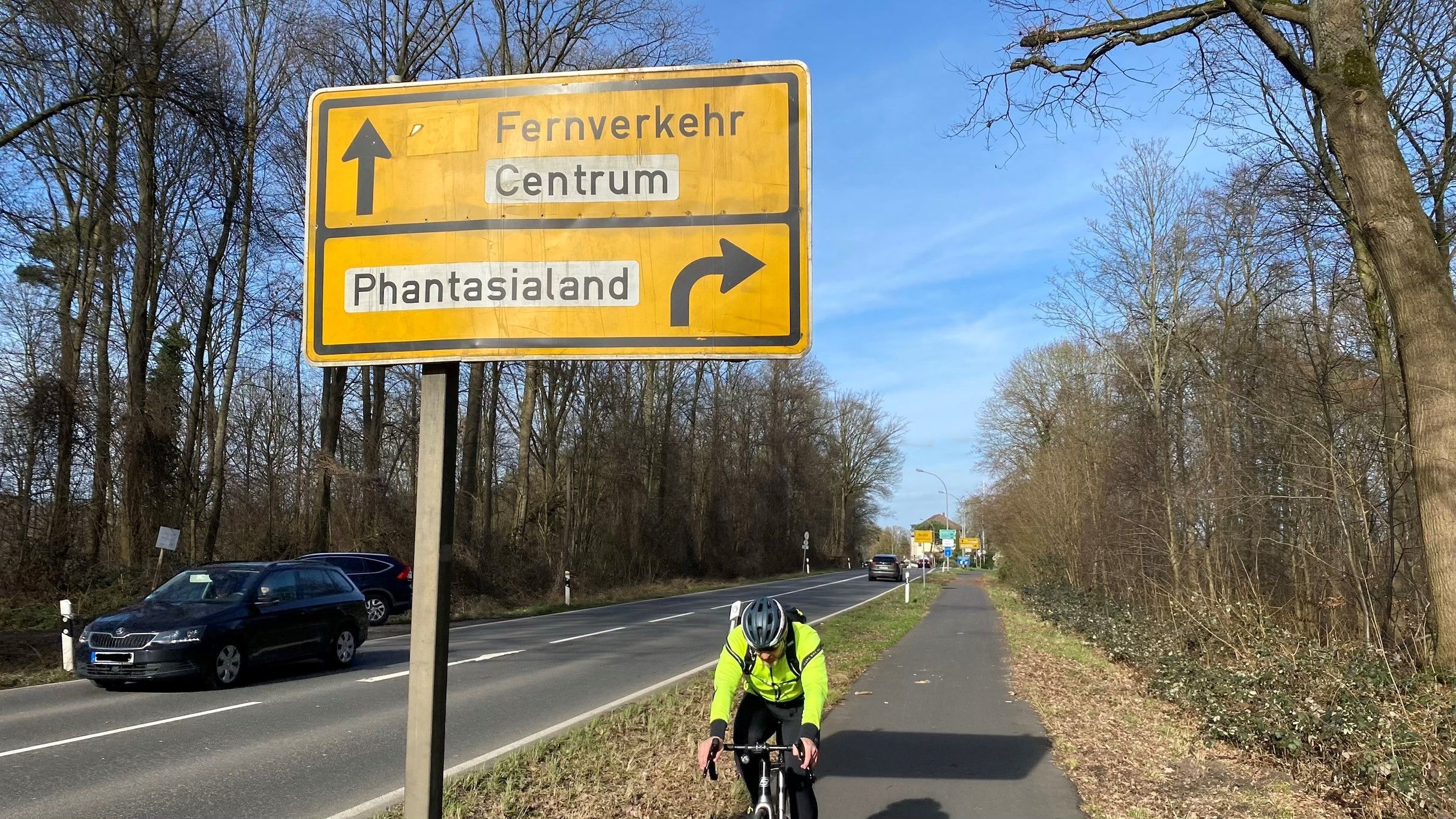 Zu sehen ist ein Verkehrsschild, das auf die Route zum Phantasialand hinweist.
