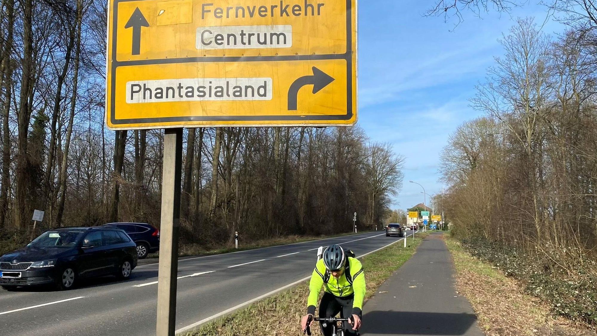 Zu sehen ist ein Verkehrsschild, das auf die Route zum Phantasialand hinweist.