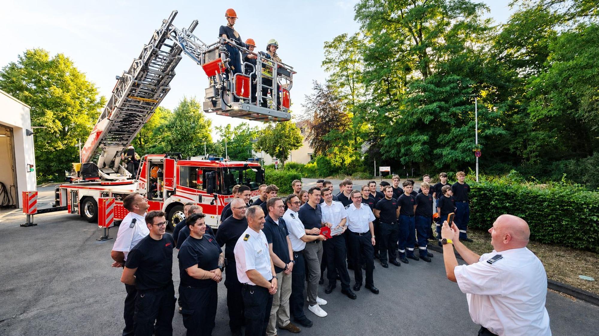 Feuerwehrsprecher Elmar Schneiders macht ein Foto bei der Einweihung der neuen Drehleiter in Refrath.