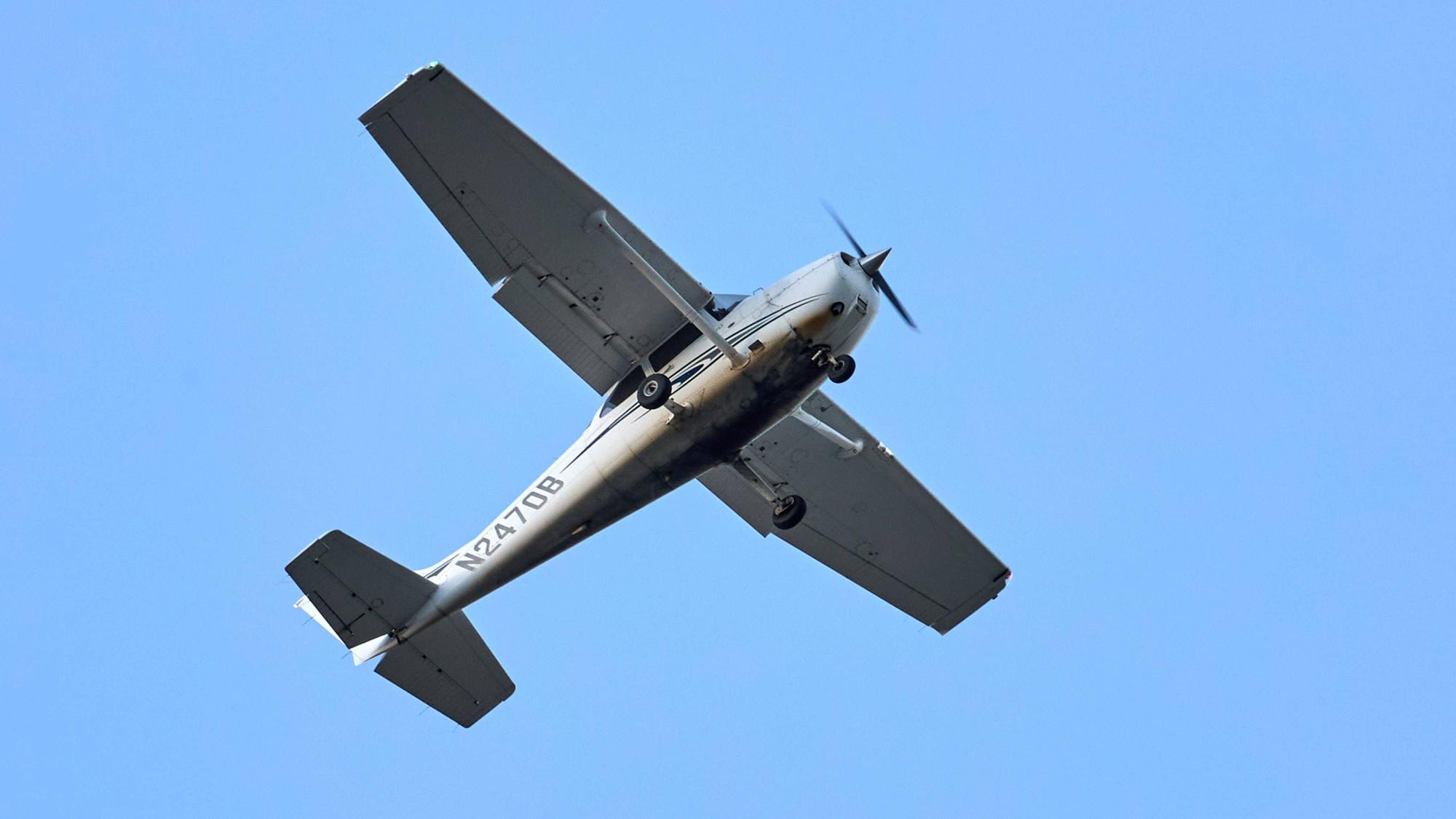 Eine Cessna im Flug.