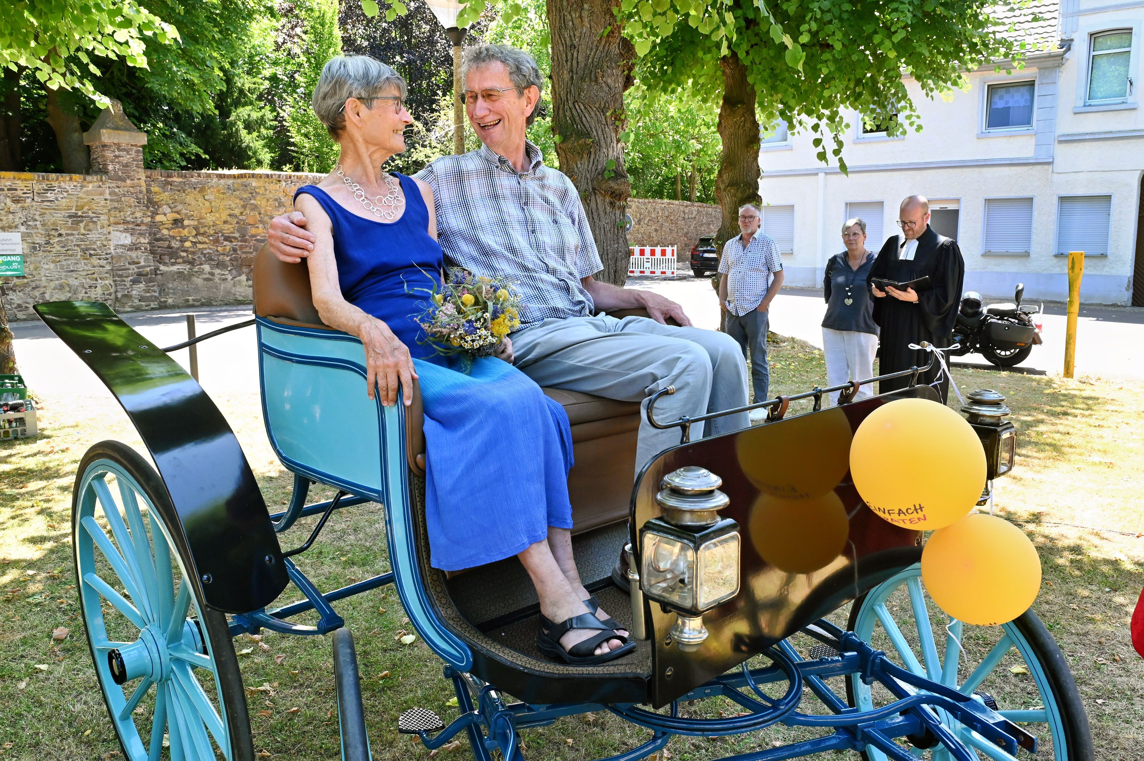Renate Gerhardt und Ludwig Rößing sitzen in einer mit Luftballons geschmückter Kutsche.