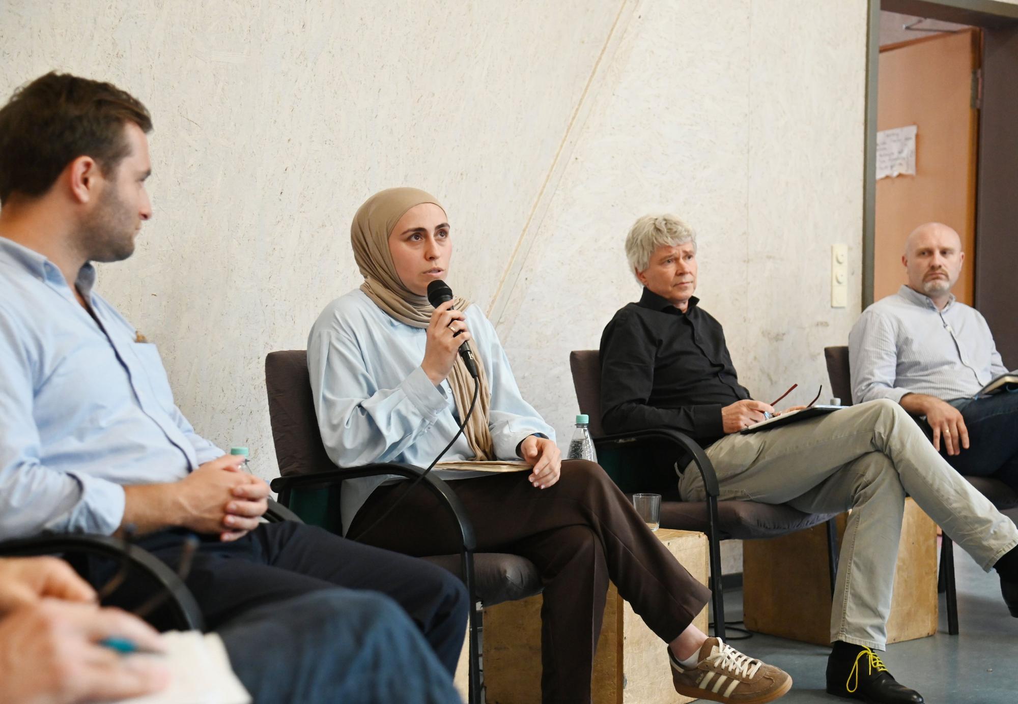 Merve Sahin-Yilmaz von der Bürgerplattform „Stark im Kölner Norden“ während der Diskussion in der Chorweiler Kletterhalle Canyon.