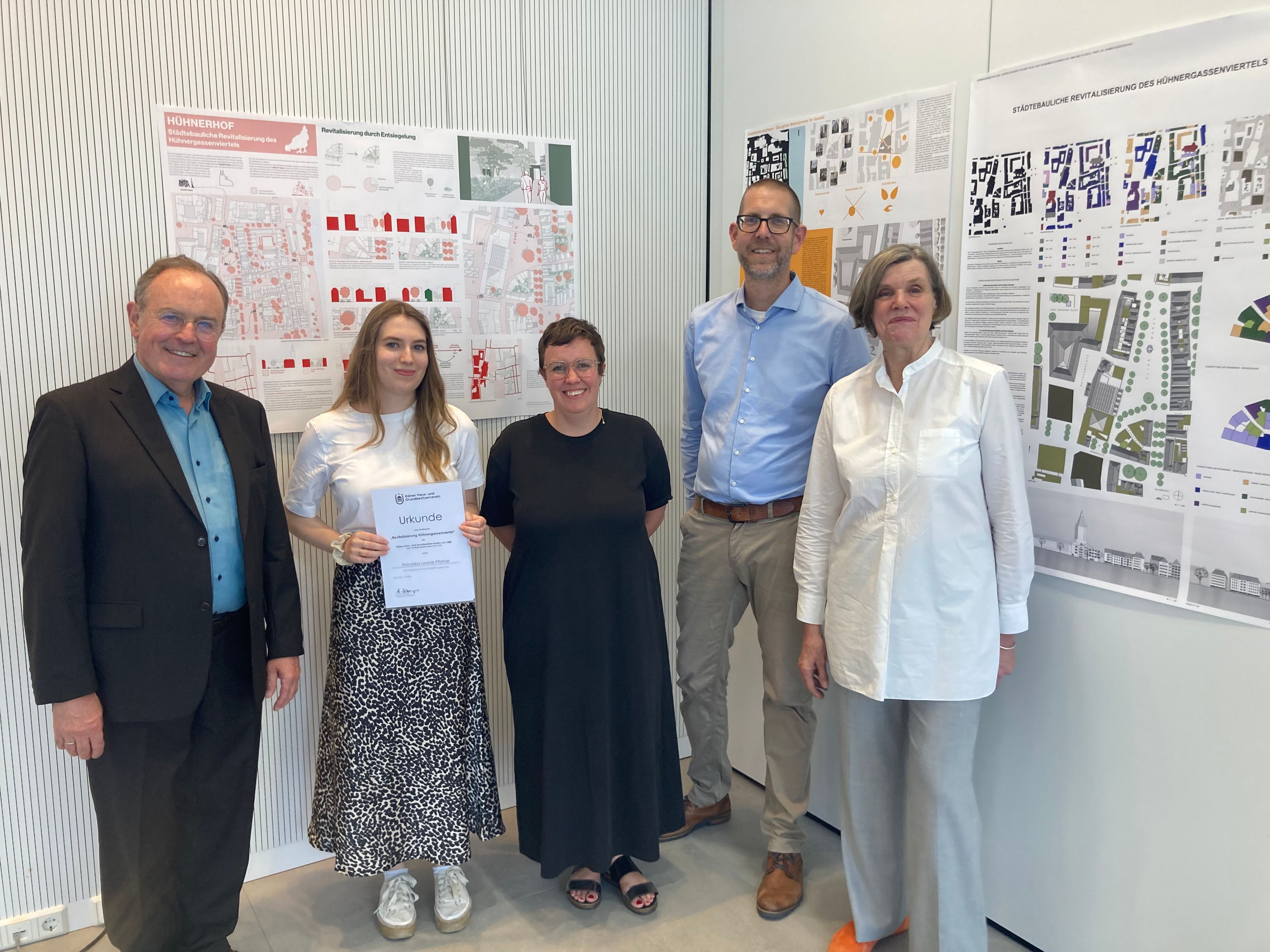 Anton Bausinger, Leonie Pfistner, Denise Abé vom Fraktionsvorstand der Grünen im Stadtrat, Rainer Schützeichel und Carola Wiese (v.l.n.r.).
