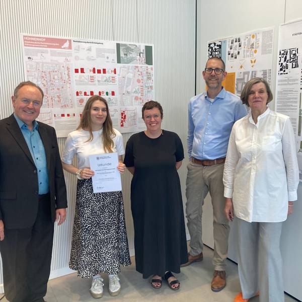 Anton Bausinger, Leonie Pfistner, Denise Abé vom Fraktionsvorstand der Grünen im Stadtrat, Rainer Schützeichel und Carola Wiese (v.l.n.r.).