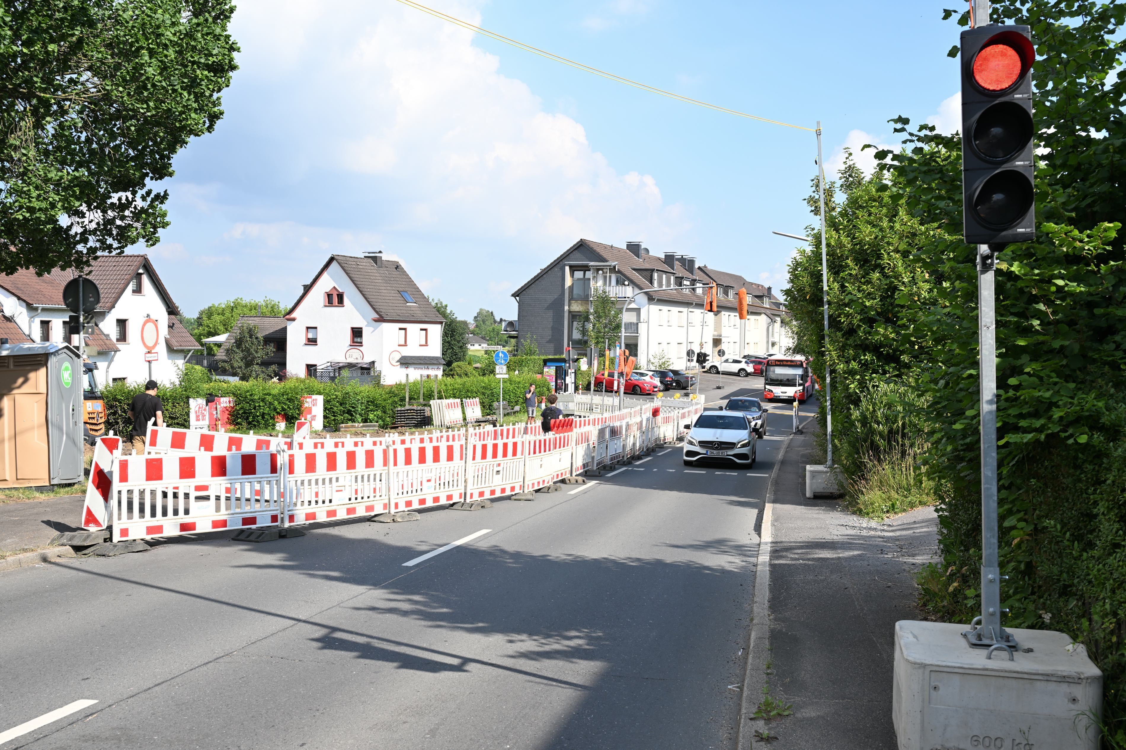 Eine Baustellenampel regelt den Verkehr an einer Baustelle.