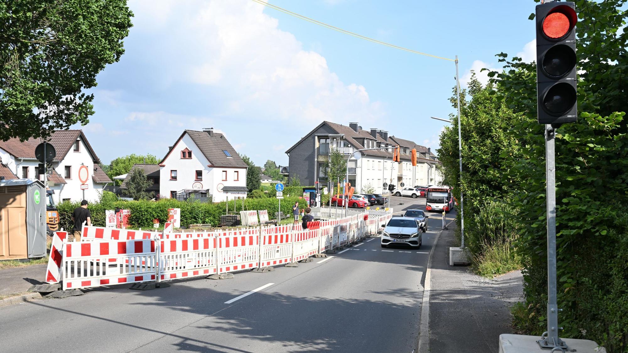 Eine Baustellenampel regelt den Verkehr an einer Baustelle.