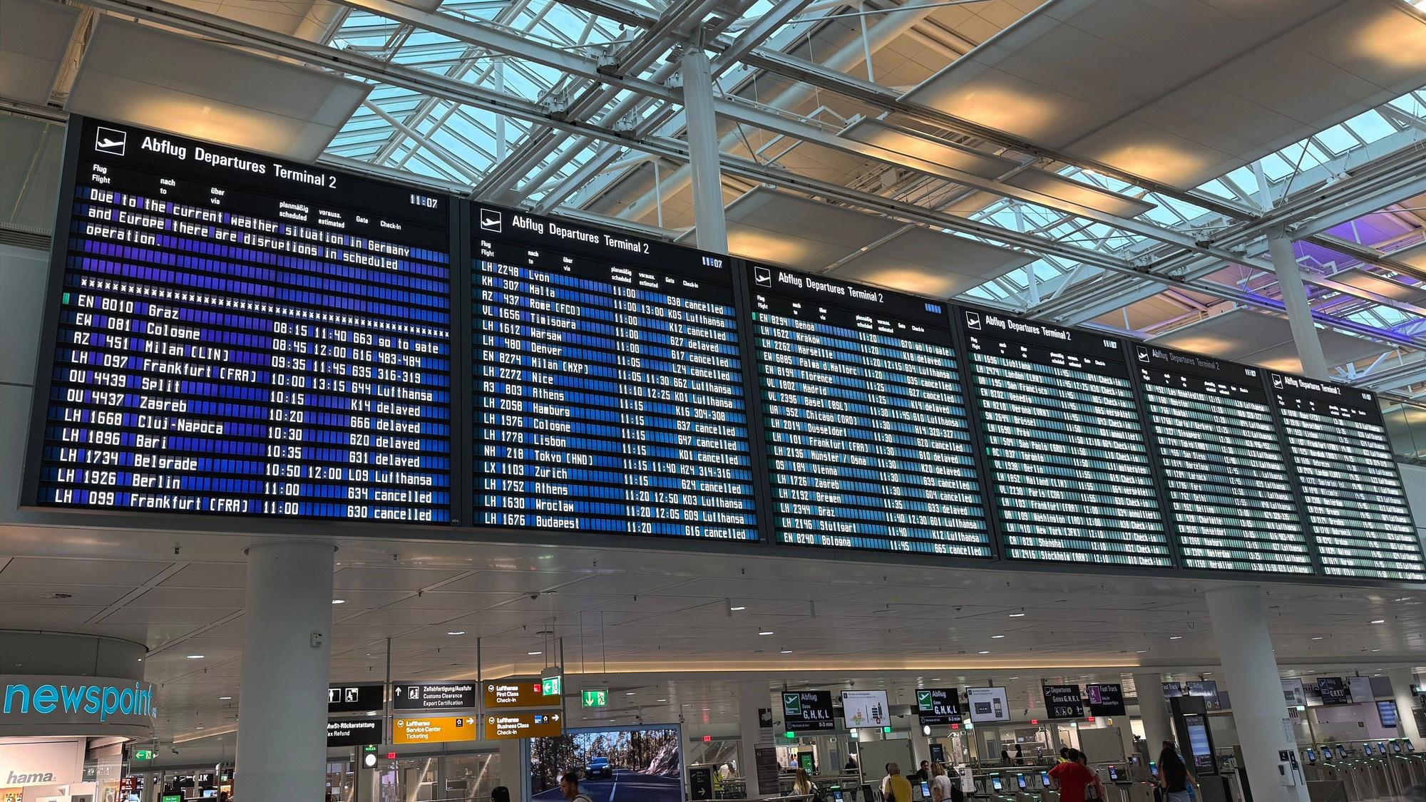 Die Anzeigetafel der Abflüge am Münchner Flughafen zeigt am 1. Juli zahlreiche verspätete oder gestrichene Verbindungen an.