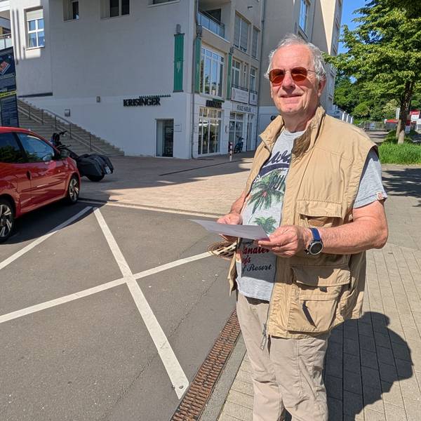 Auf diese Sperrfläche vor einem Ärztehaus in Hürth bei Köln setzte Winfried Böhner beim Wenden zurück. Deshalb fordert eine private Parkraumbewirtschaftungsfirma jetzt eine Gebühr von 62,50 Euro.