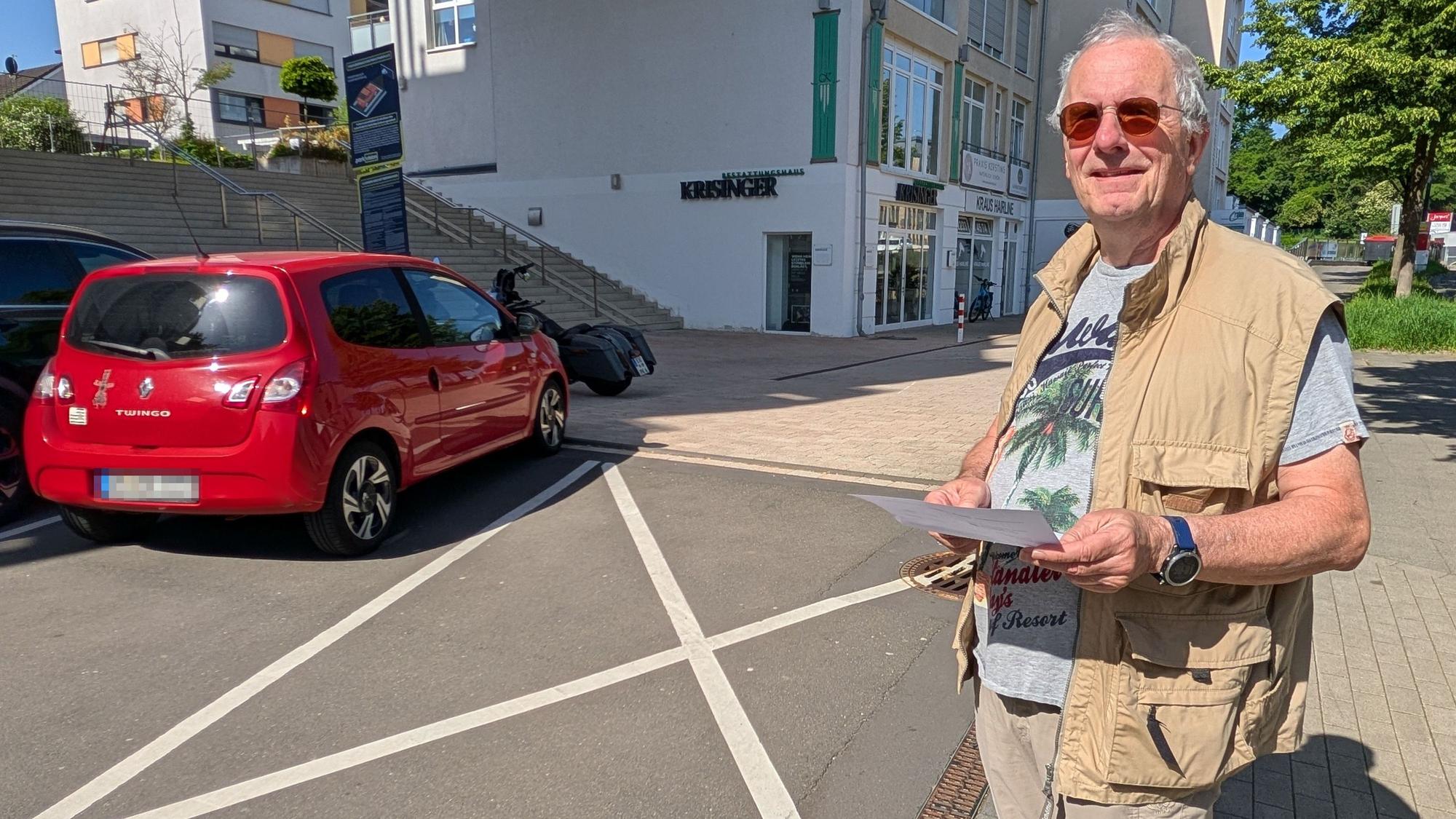 Auf diese Sperrfläche vor einem Ärztehaus in Hürth bei Köln setzte Winfried Böhner beim Wenden zurück. Deshalb fordert eine private Parkraumbewirtschaftungsfirma jetzt eine Gebühr von 62,50 Euro.
