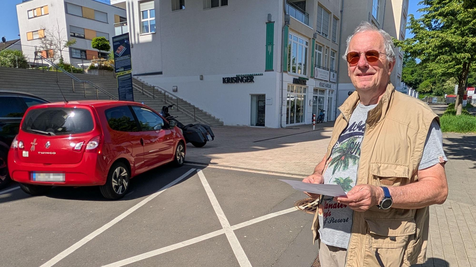 Auf diese Sperrfläche vor einem Ärztehaus in Hürth bei Köln setzte Winfried Böhner beim Wenden zurück. Deshalb fordert eine private Parkraumbewirtschaftungsfirma jetzt eine Gebühr von 62,50 Euro.