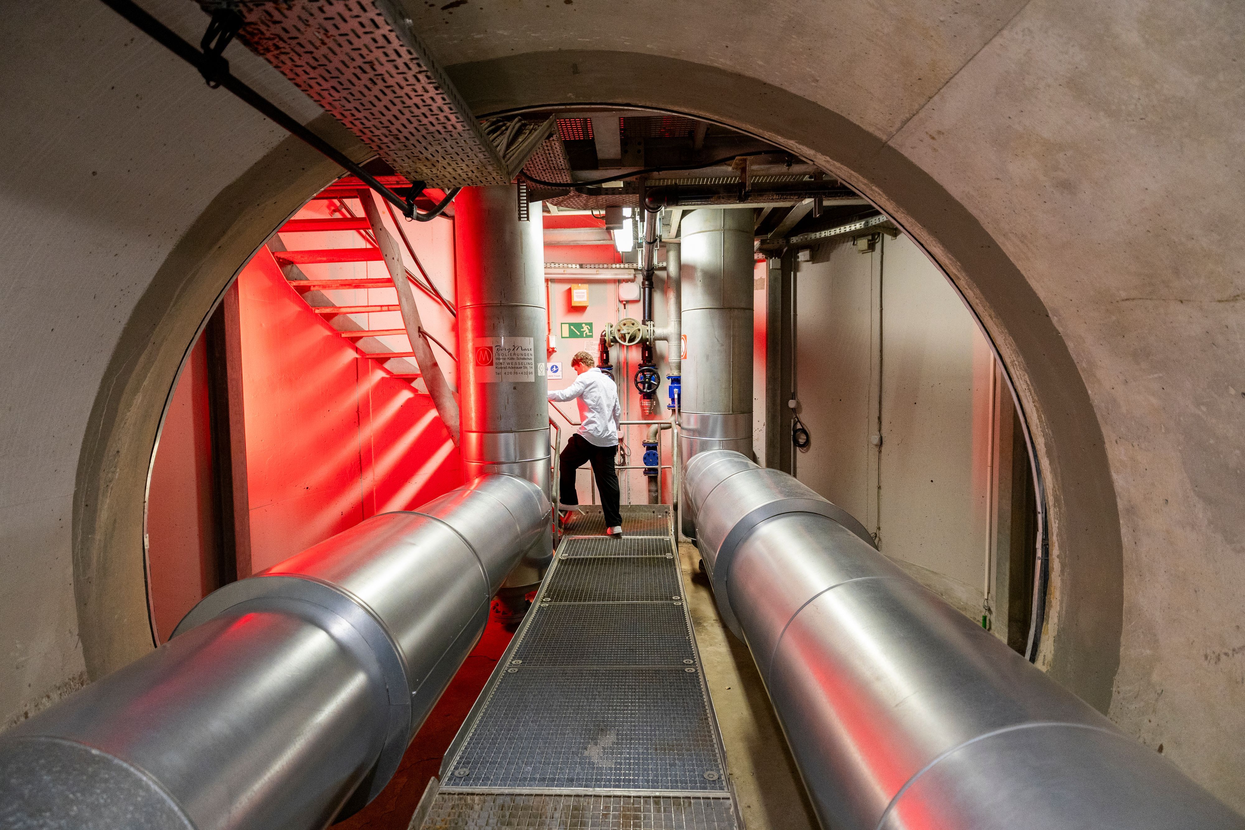 Für die Serie „Köln von unten“
Der Fernwärmetunnel der RheinEnergie unterquert den Rhein um die Wärmenetze im links- und rechtsrheinischen Köln zu verbinden.

Köln
30.06.2026

Foto: Michael Bause