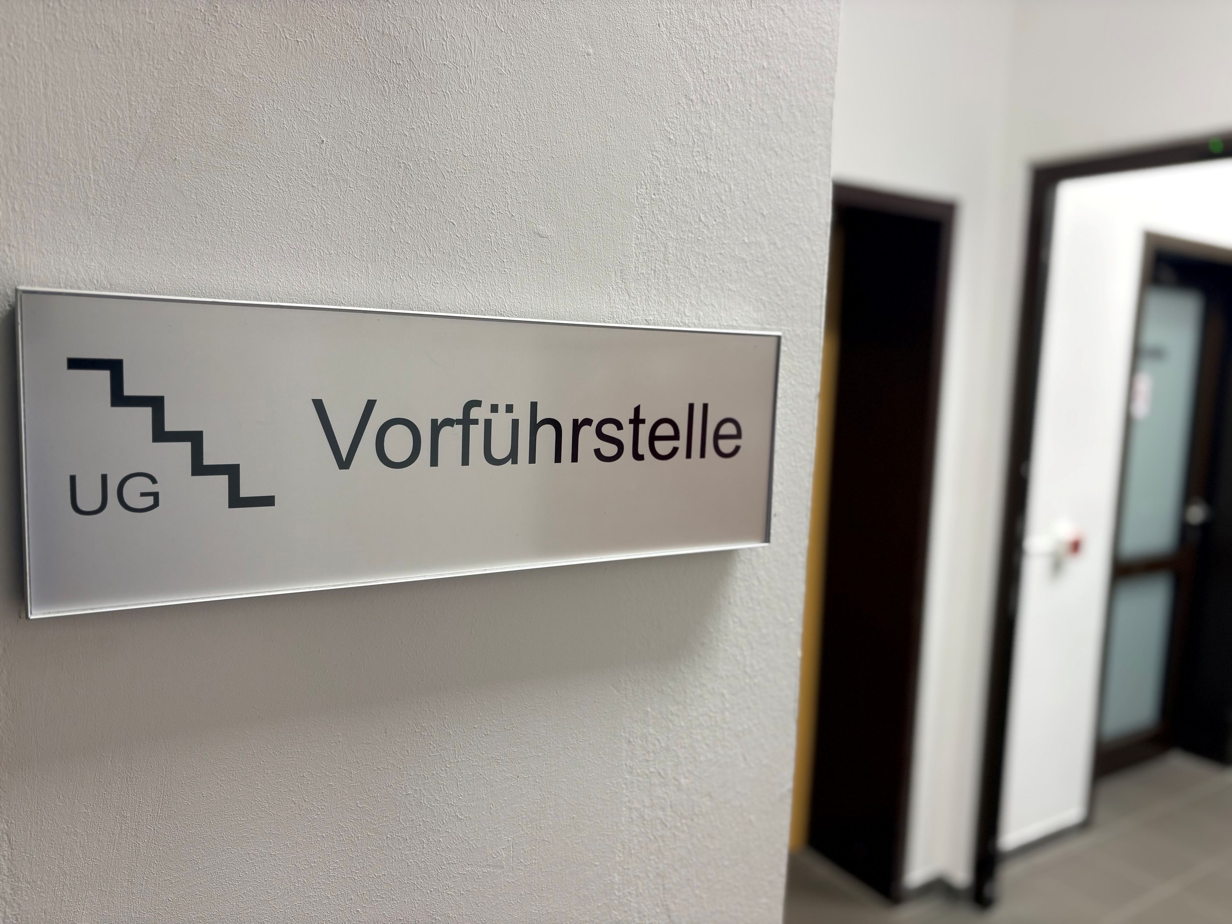 Dieser Weg führt vom ersten Stock zur Vorführstelle im Untergeschoss des Landgerichts.