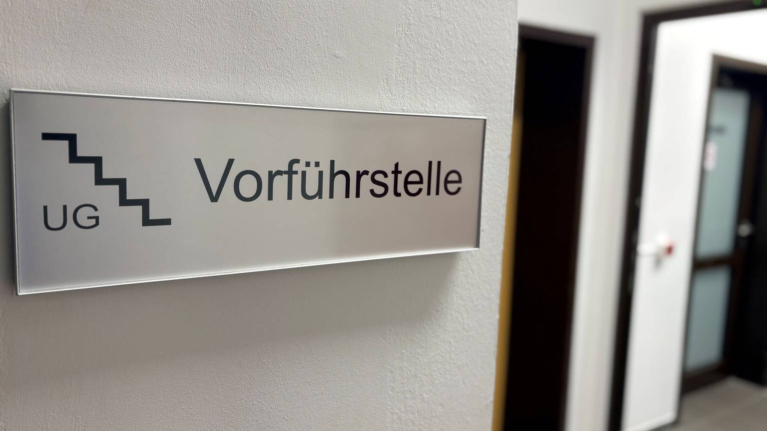 Dieser Weg führt vom ersten Stock zur Vorführstelle im Untergeschoss des Landgerichts.