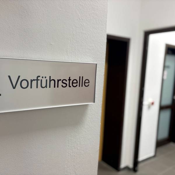 Dieser Weg führt vom ersten Stock zur Vorführstelle im Untergeschoss des Landgerichts.