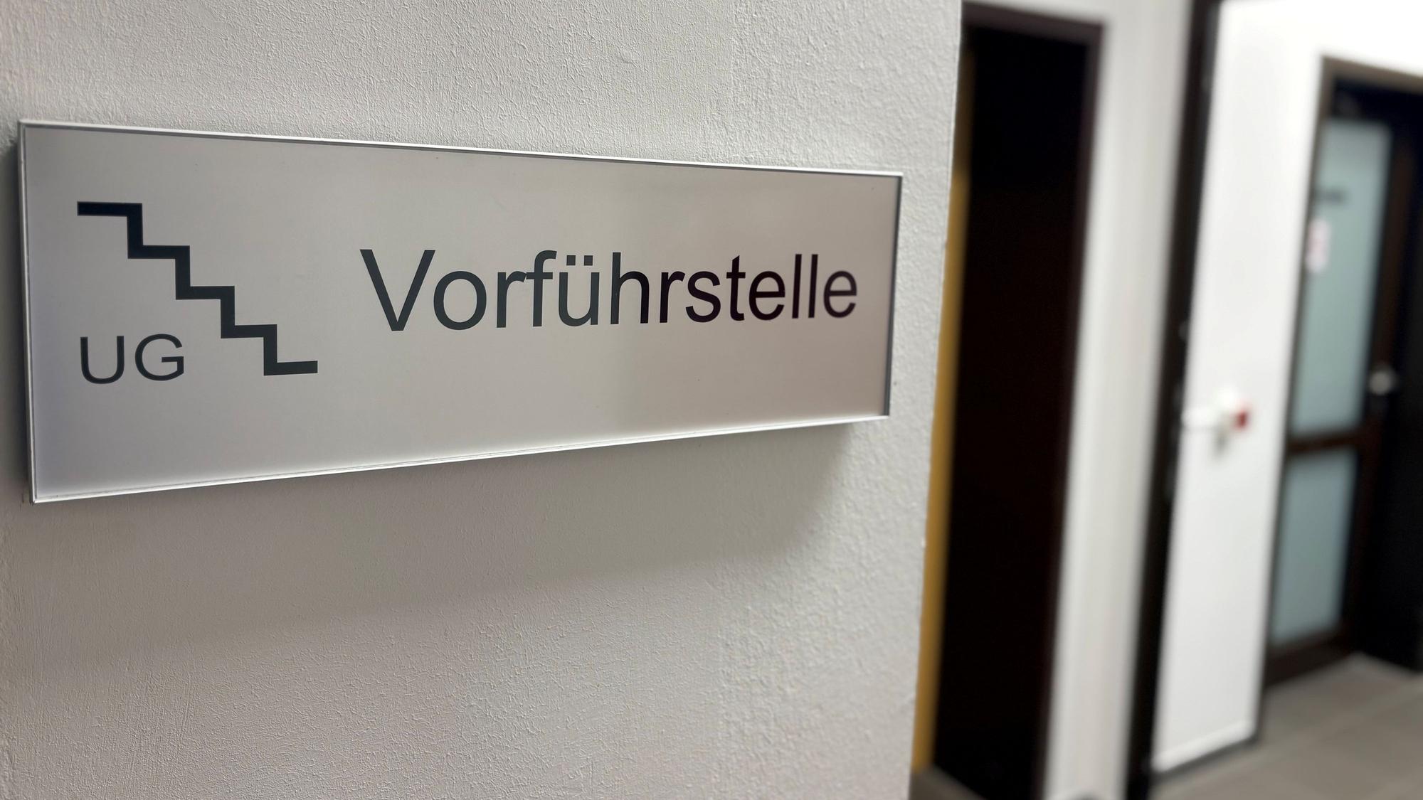 Dieser Weg führt vom ersten Stock zur Vorführstelle im Untergeschoss des Landgericht.
