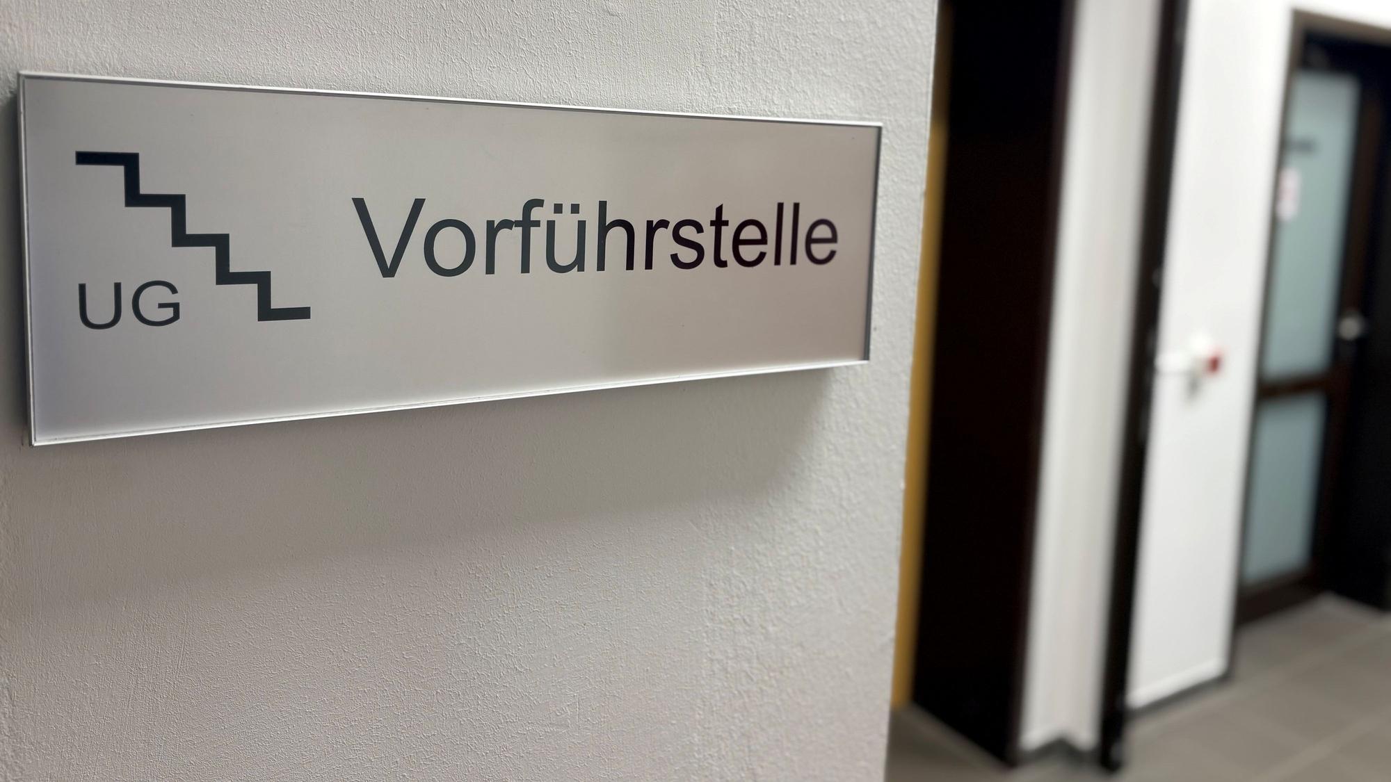 Dieser Weg führt vom ersten Stock zur Vorführstelle im Untergeschoss des Landgerichts.