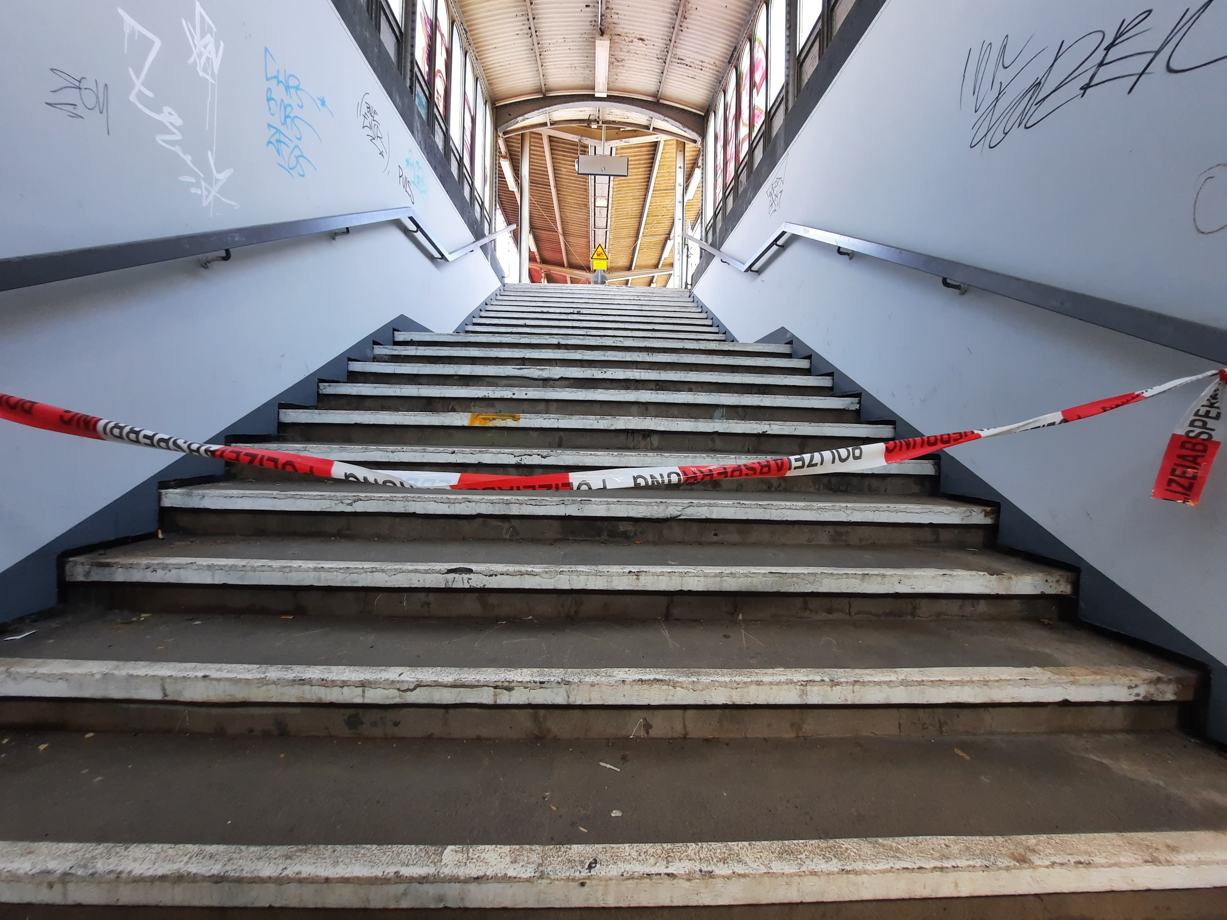 Flatterband der Polizei an einem Treppenaufgang.