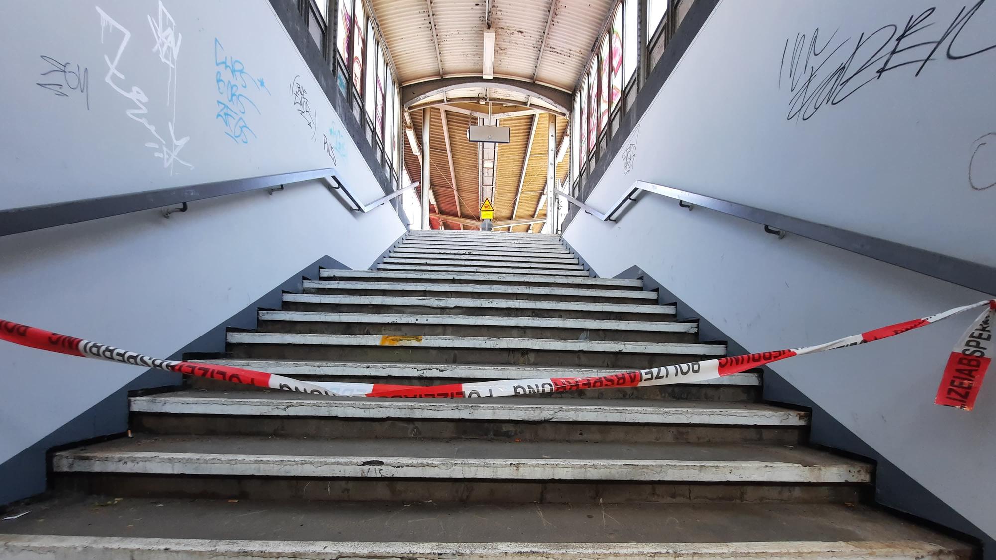 Flatterband der Polizei an einem Treppenaufgang.