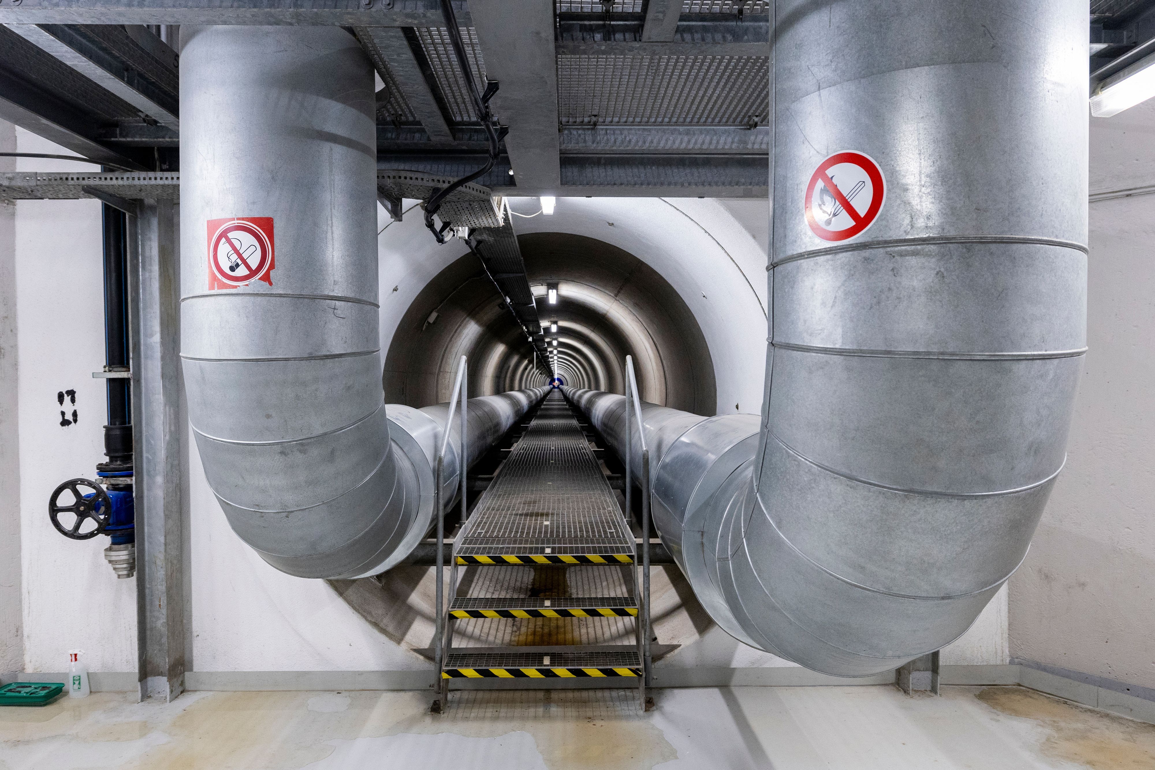 Für die Serie „Köln von unten“
Der Fernwärmetunnel der RheinEnergie unterquert den Rhein um die Wärmenetze im links- und rechtsrheinischen Köln zu verbinden.

Köln
30.06.2026

Foto: Michael Bause