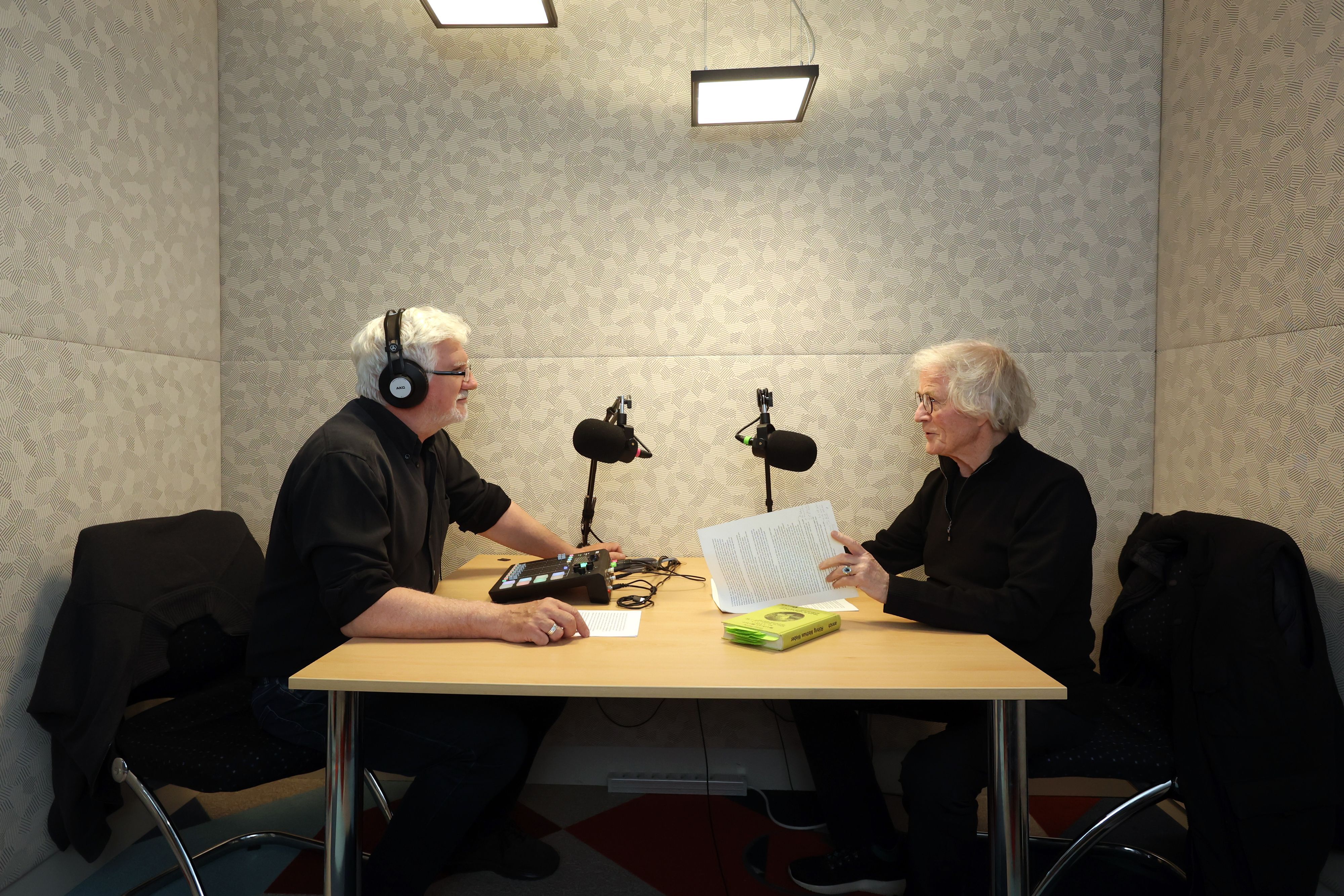 Aufzeichnung eines True Crime Podcasts: Helmut Frangenberg in Gespräch mit Tilman Röhrig. (Archivbild)