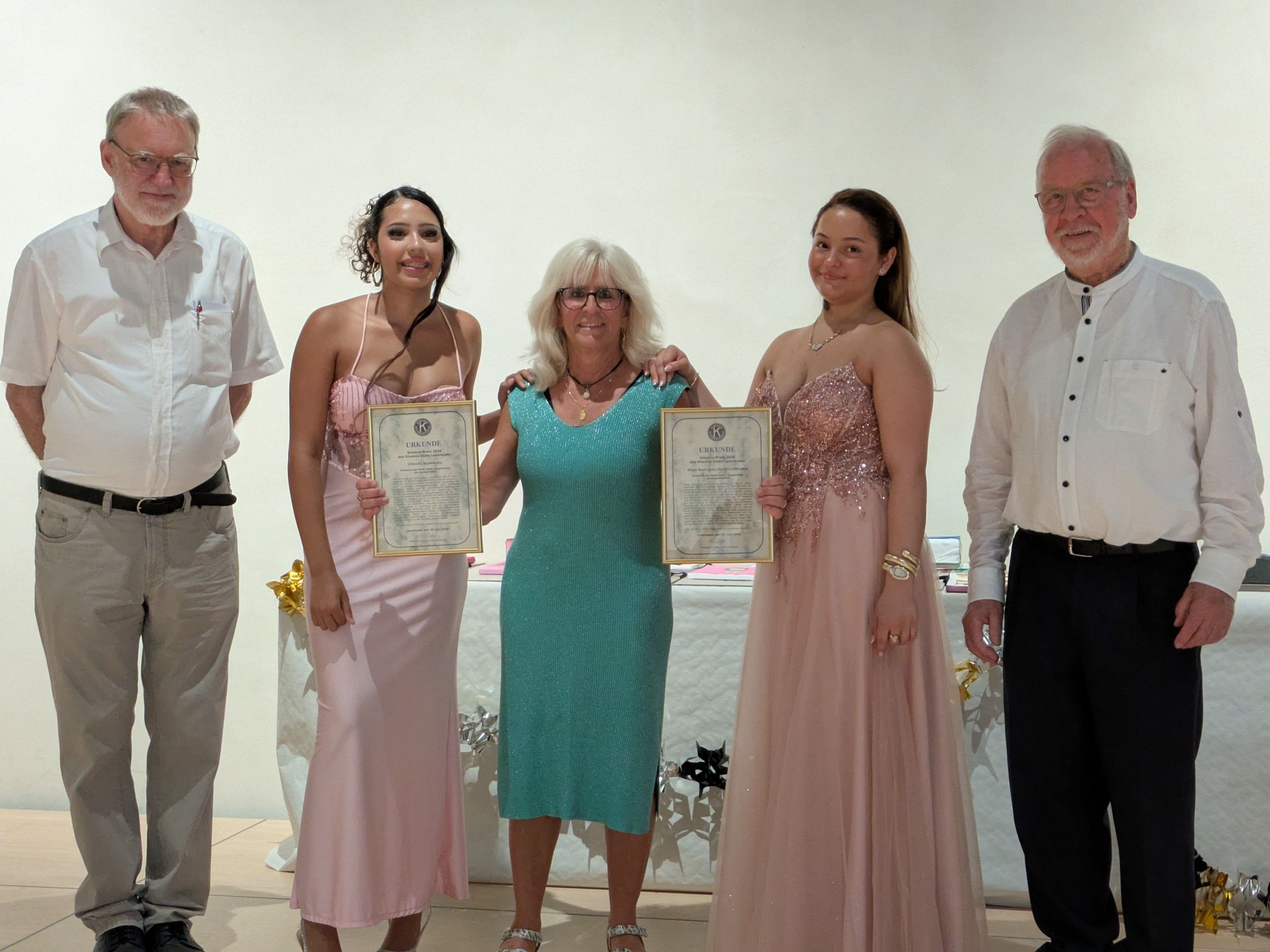Bezirksbürgermeister Martin Krampf, Schulleiterin Natali Schoroth-Prang und Kiwanis-Präsident Klaus Grefges mit den beiden Preisträgerinnen Maya Rodrigues (2.v.l.) und Viktoria Studnitzka (2.v.r.)