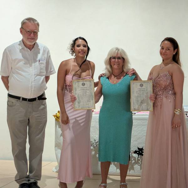 Bezirksbürgermeister Martin Krampf, Schulleiterin Natali Schoroth-Prang und Kiwanis-Präsident Klaus Grefges mit den beiden Preisträgerinnen Maya Rodrigues (2.v.l.) und Viktoria Studnitzka (2.v.r.)