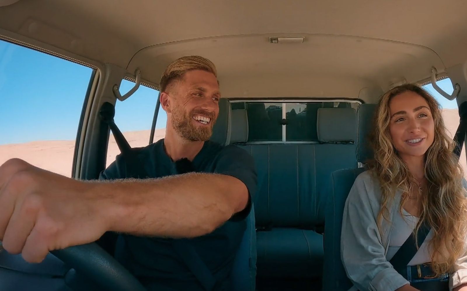 Bei einem Roadtrip verbringen die zwei Turteltauben ihre erste gemeinsame Nacht. (Bild: RTL)