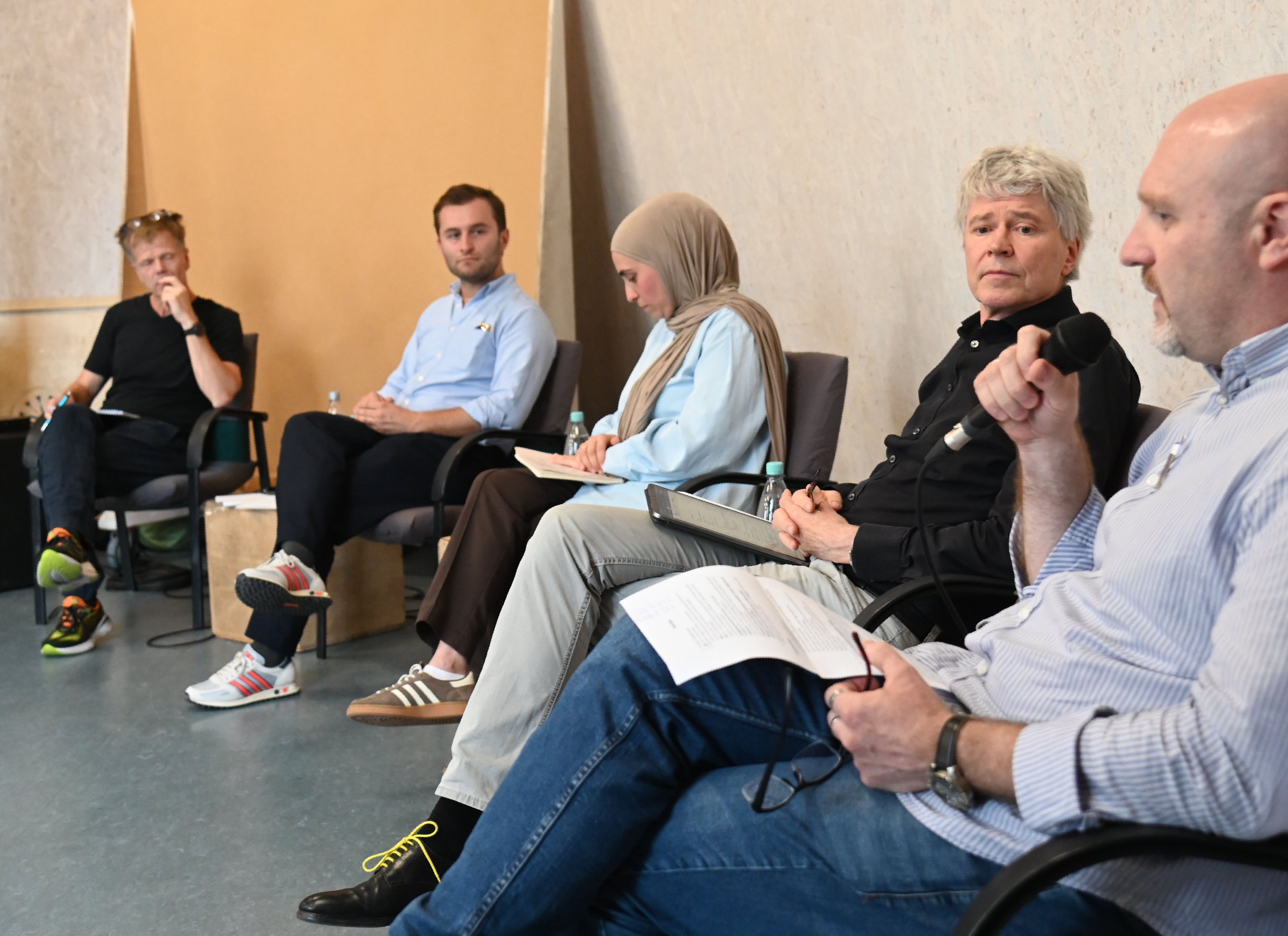Talk mit Ex-Streetworker Roman Friedrich (v.r.), Kölns Sozialdezernent Harald Rau, Merve Sahin-Yilmaz von der Bürgerplattform „Stark im Kölner Norden“ und Wahlforscher Ansgar Hudde.