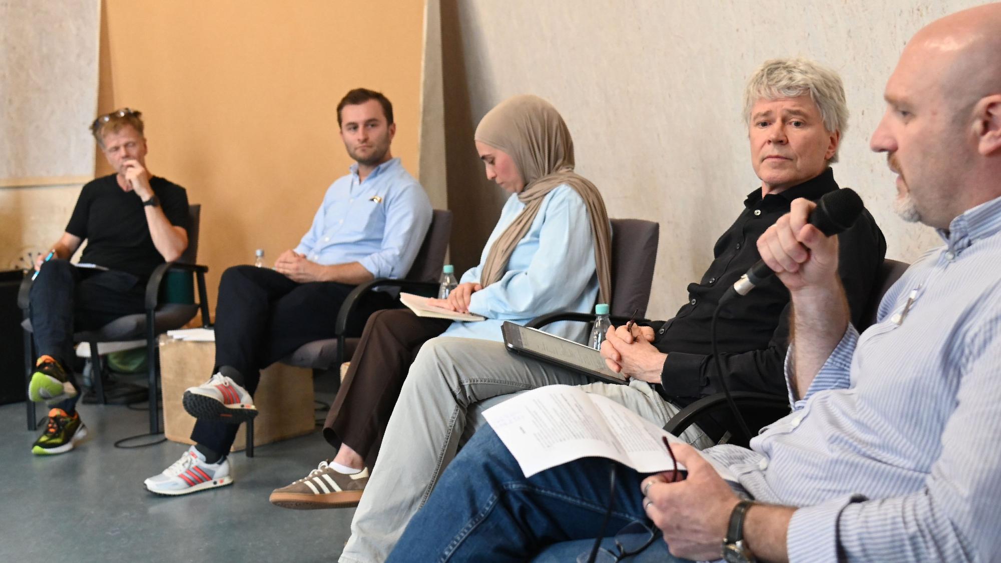 Talk mit Ex-Streetworker Roman Friedrich (v.r.), Kölns Sozialdezernent Harald Rau, Merve Sahin-Yilmaz von der Bürgerplattform „Stark im Kölner Norden“ und Wahlforscher Ansgar Hudde.