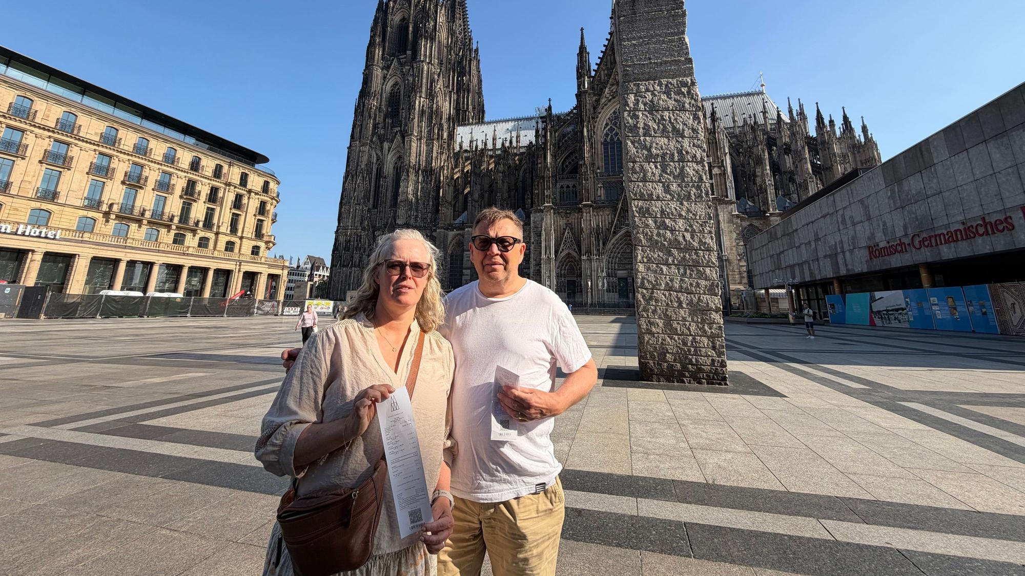 Henrik Kryger und Henriette Kryger sind die ersten, die am 1. Juli ein Ticket für den Dom gekauft haben.